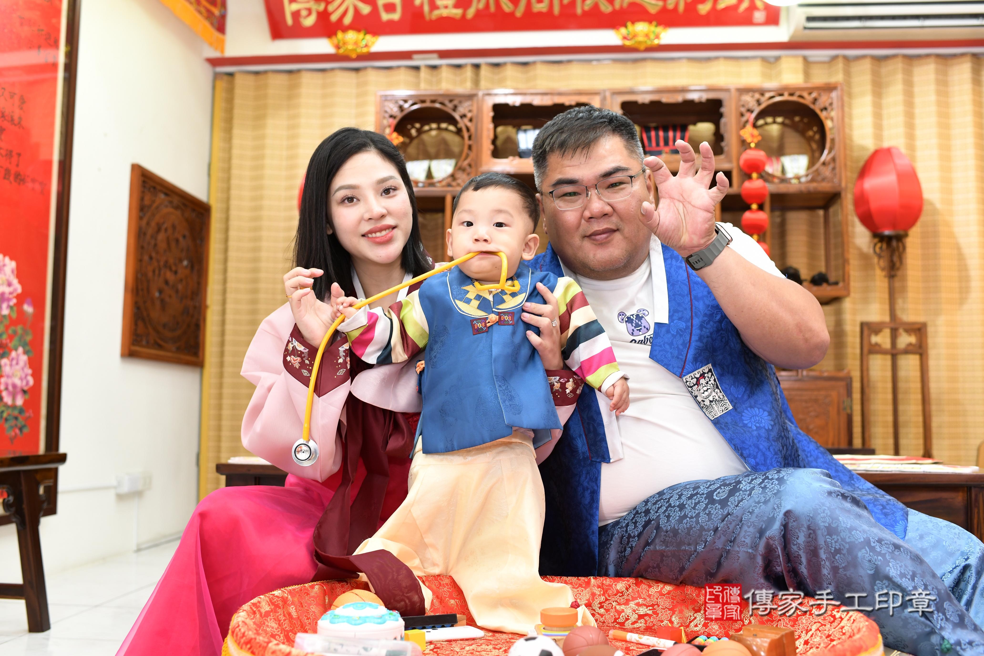 傳家手工印章台南店、抓周、度脺、中國風會場、傳家嬰兒古禮、吉祥話、抓周道具物品24種、拍照。抓周證書。寶寶抓周、滿周歲、生日快樂、祝福