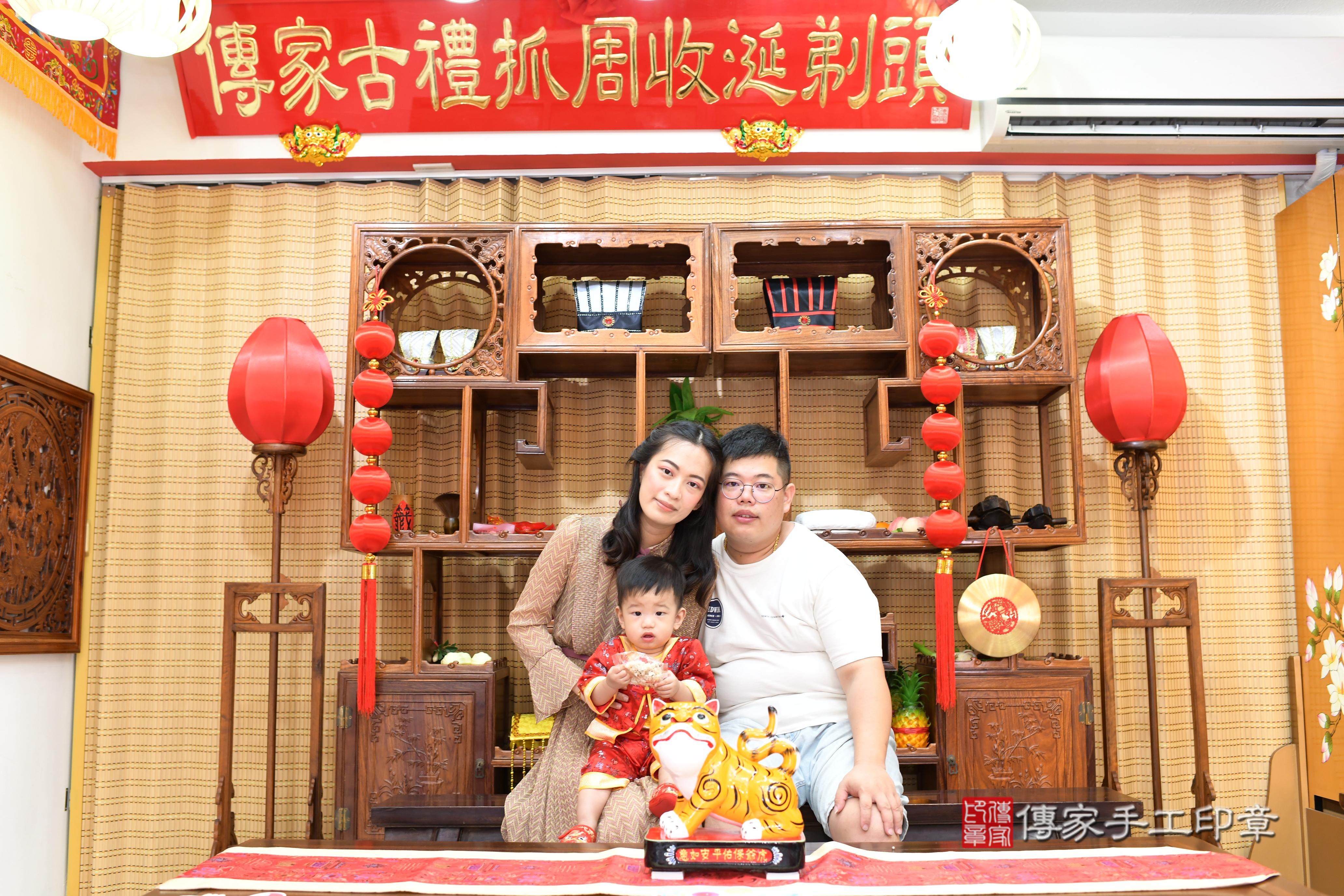 傳家手工印章台南店、抓周、度脺、中國風會場、傳家嬰兒古禮、吉祥話、抓周道具物品24種、拍照。抓周證書。寶寶抓周、滿周歲、生日快樂、祝福