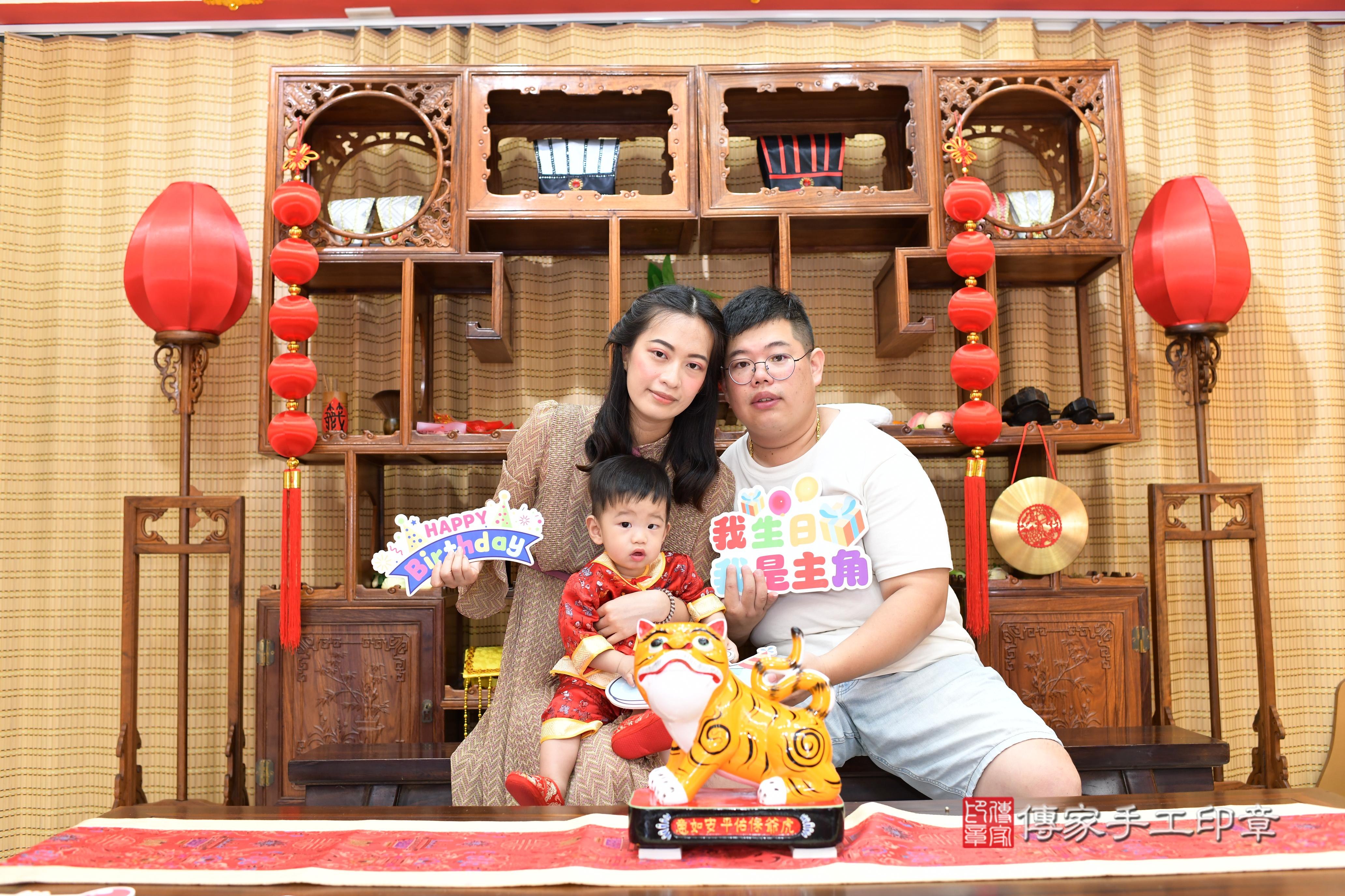 傳家手工印章台南店、抓周、度脺、中國風會場、傳家嬰兒古禮、吉祥話、抓周道具物品24種、拍照。抓周證書。寶寶抓周、滿周歲、生日快樂、祝福