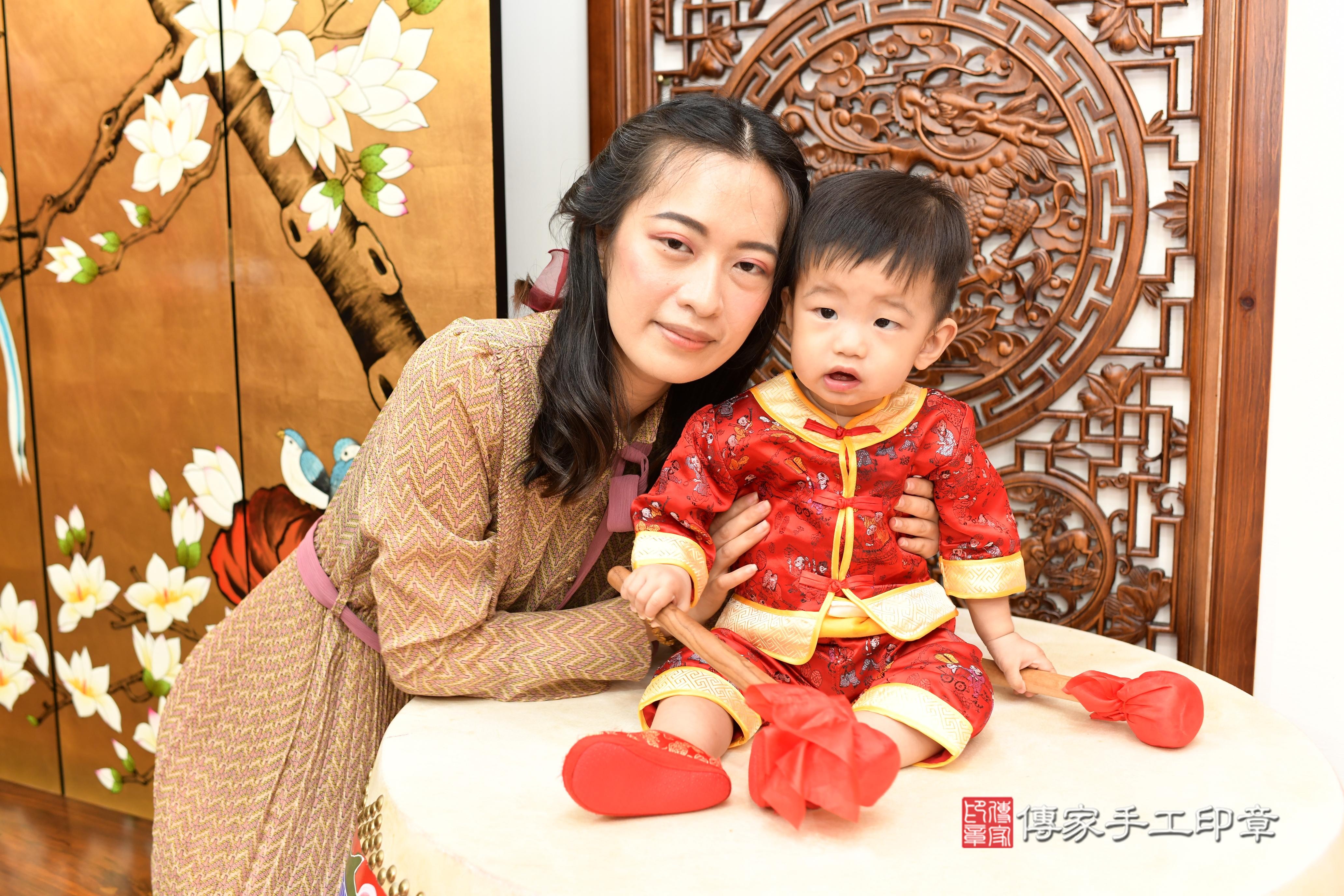 傳家手工印章台南店、抓周、度脺、中國風會場、傳家嬰兒古禮、吉祥話、抓周道具物品24種、拍照。抓周證書。寶寶抓周、滿周歲、生日快樂、祝福