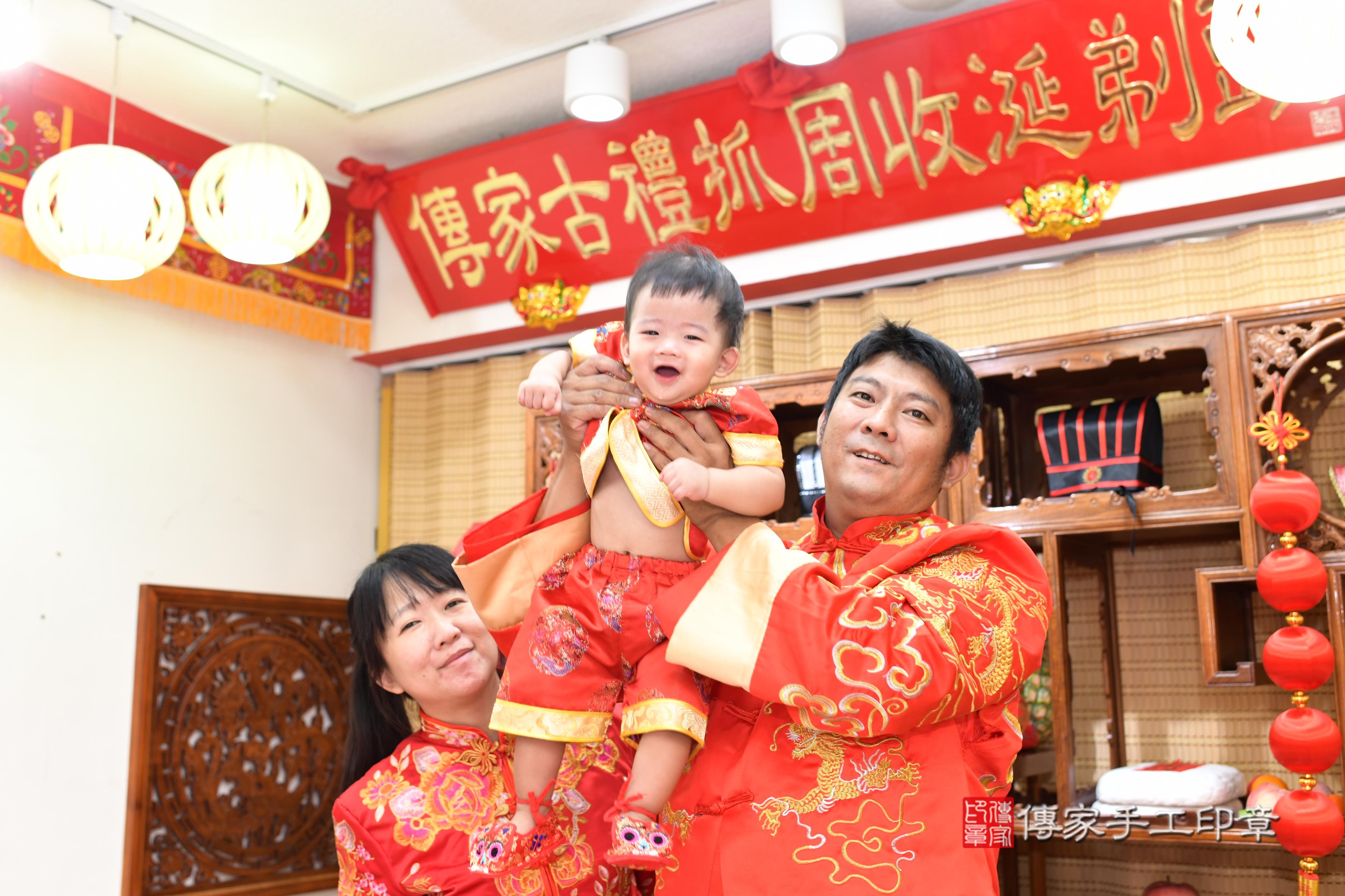 傳家手工印章台南店、抓周、度脺、中國風會場、傳家嬰兒古禮、吉祥話、抓周道具物品24種、拍照。抓周證書。寶寶抓周、滿周歲、生日快樂、祝福