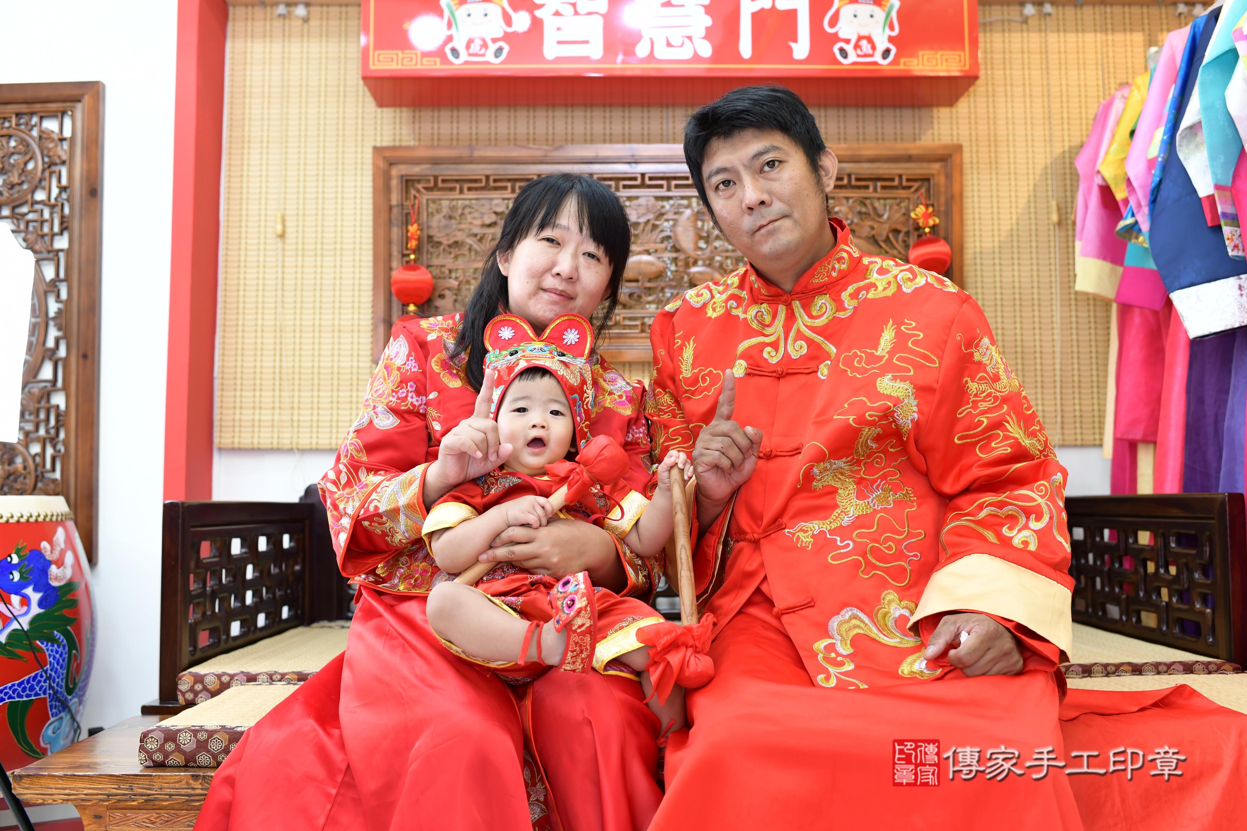 傳家手工印章台南店、抓周、度脺、中國風會場、傳家嬰兒古禮、吉祥話、抓周道具物品24種、拍照。抓周證書。寶寶抓周、滿周歲、生日快樂、祝福