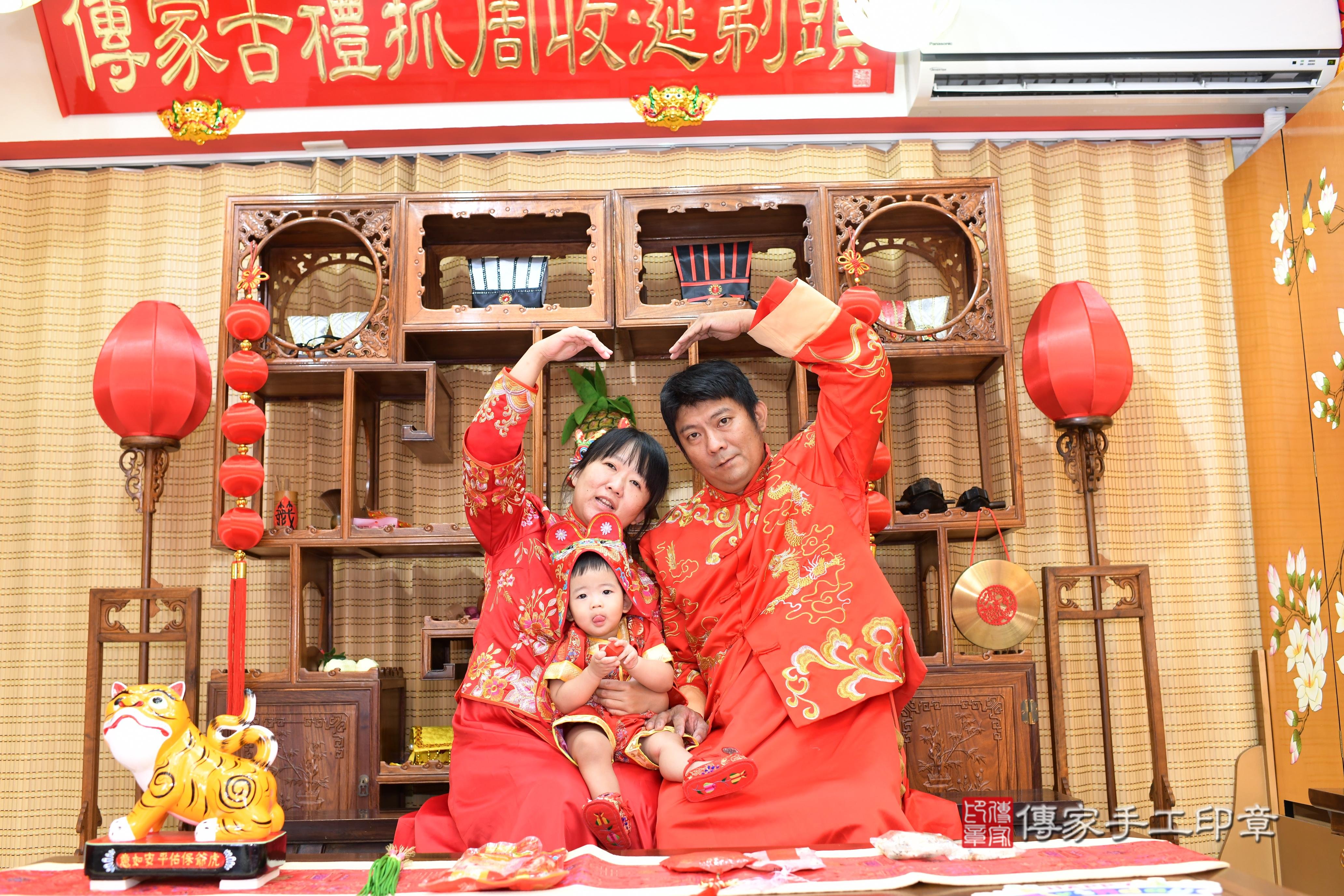 傳家手工印章台南店、抓周、度脺、中國風會場、傳家嬰兒古禮、吉祥話、抓周道具物品24種、拍照。抓周證書。寶寶抓周、滿周歲、生日快樂、祝福