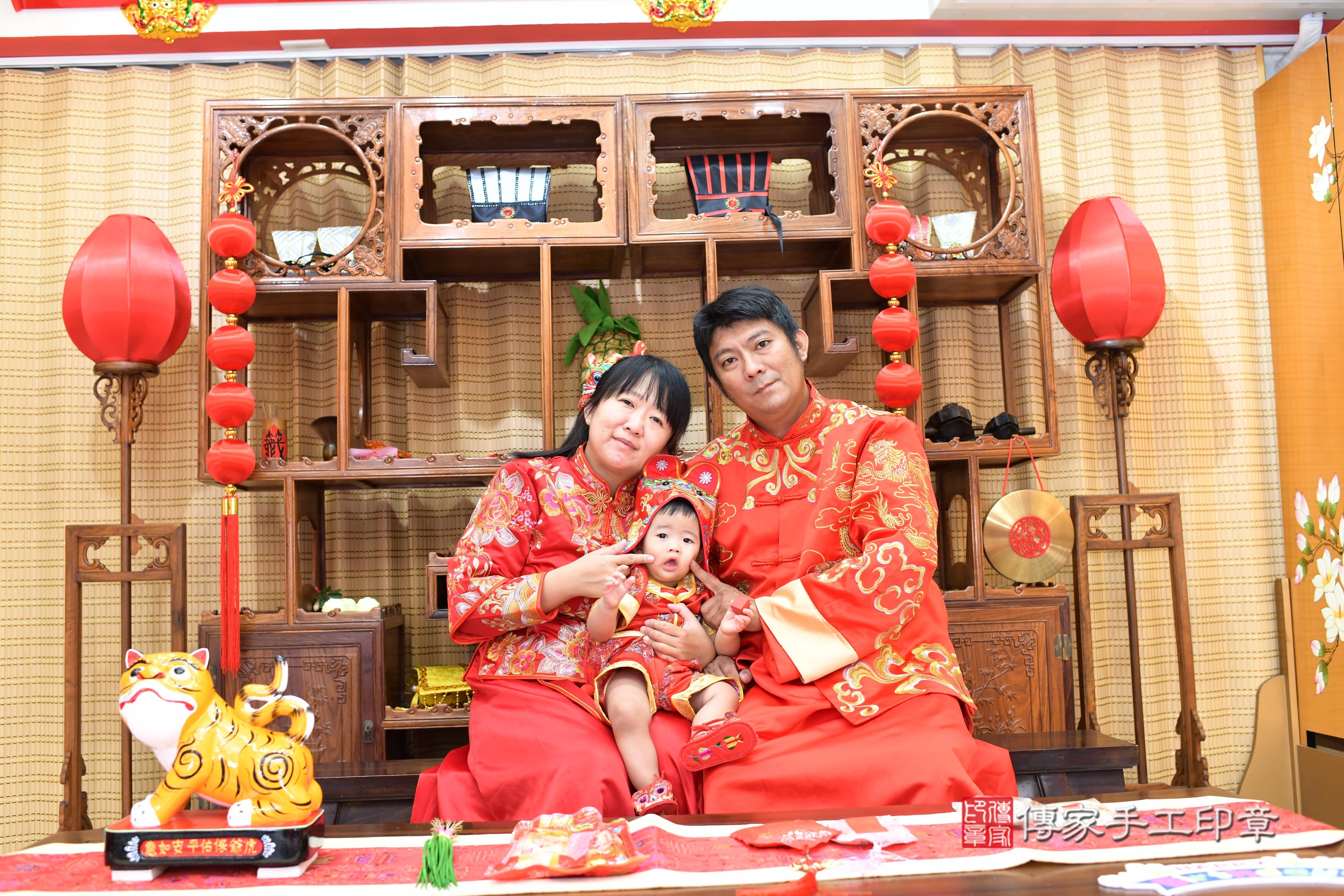 傳家手工印章台南店、抓周、度脺、中國風會場、傳家嬰兒古禮、吉祥話、抓周道具物品24種、拍照。抓周證書。寶寶抓周、滿周歲、生日快樂、祝福