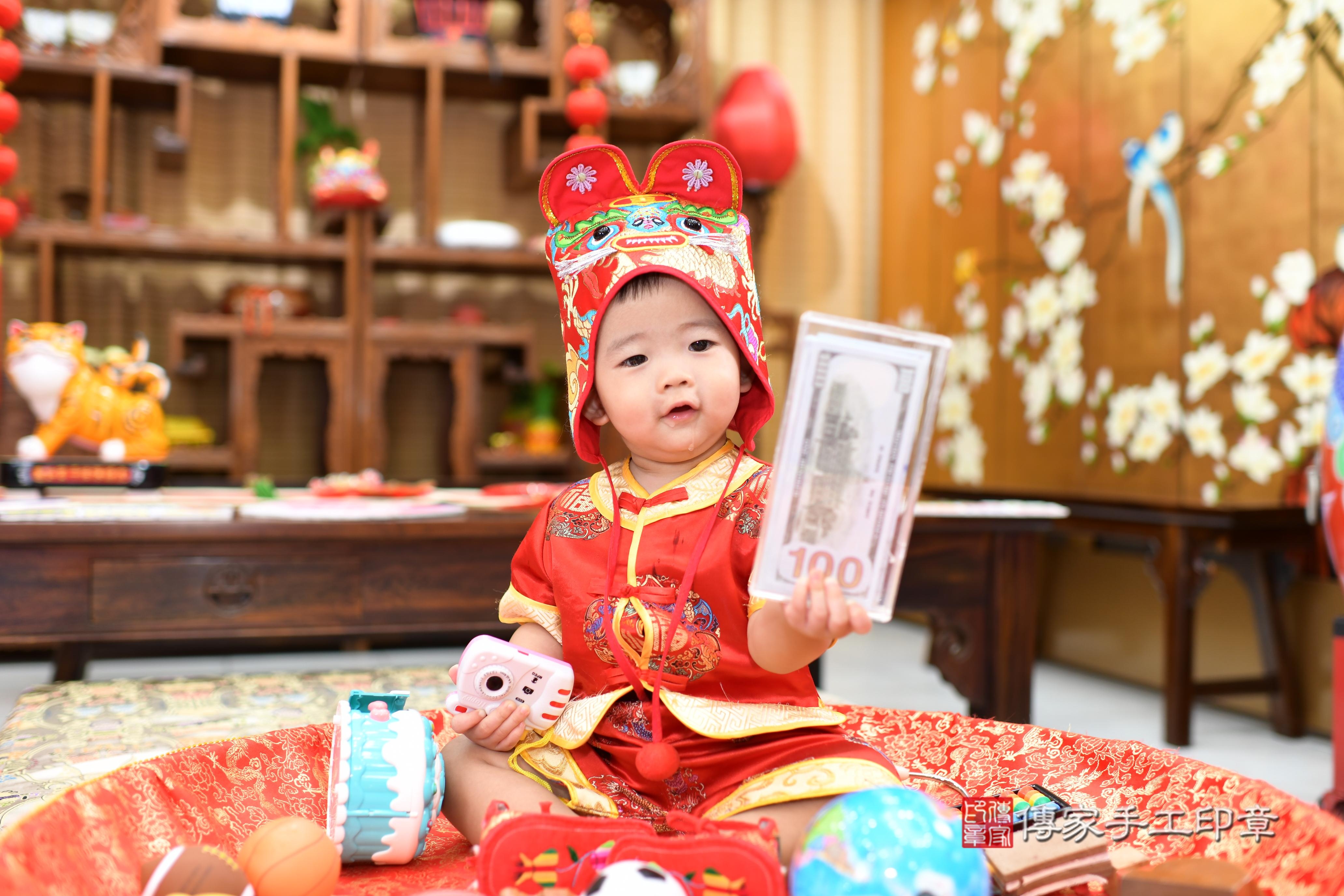 傳家手工印章台南店、抓周、度脺、中國風會場、傳家嬰兒古禮、吉祥話、抓周道具物品24種、拍照。抓周證書。寶寶抓周、滿周歲、生日快樂、祝福