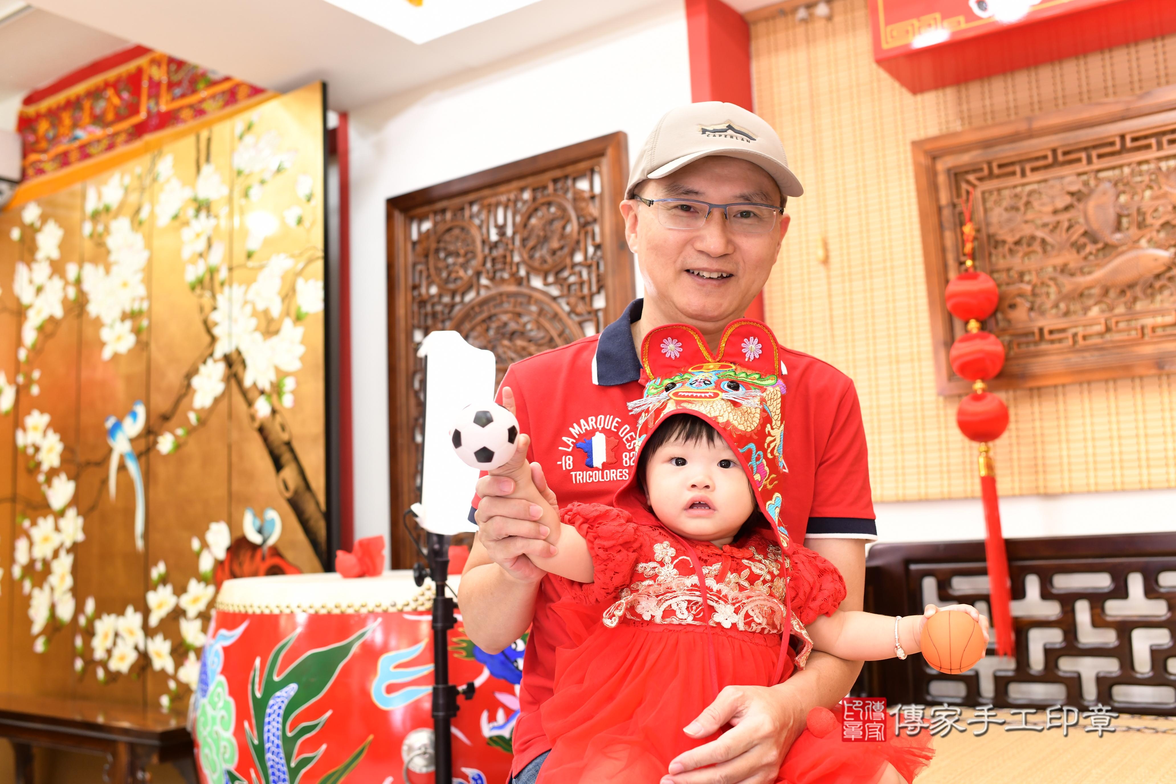 傳家手工印章台南店、抓周、度脺、中國風會場、傳家嬰兒古禮、吉祥話、抓周道具物品24種、拍照。抓周證書。寶寶抓周、滿周歲、生日快樂、祝福