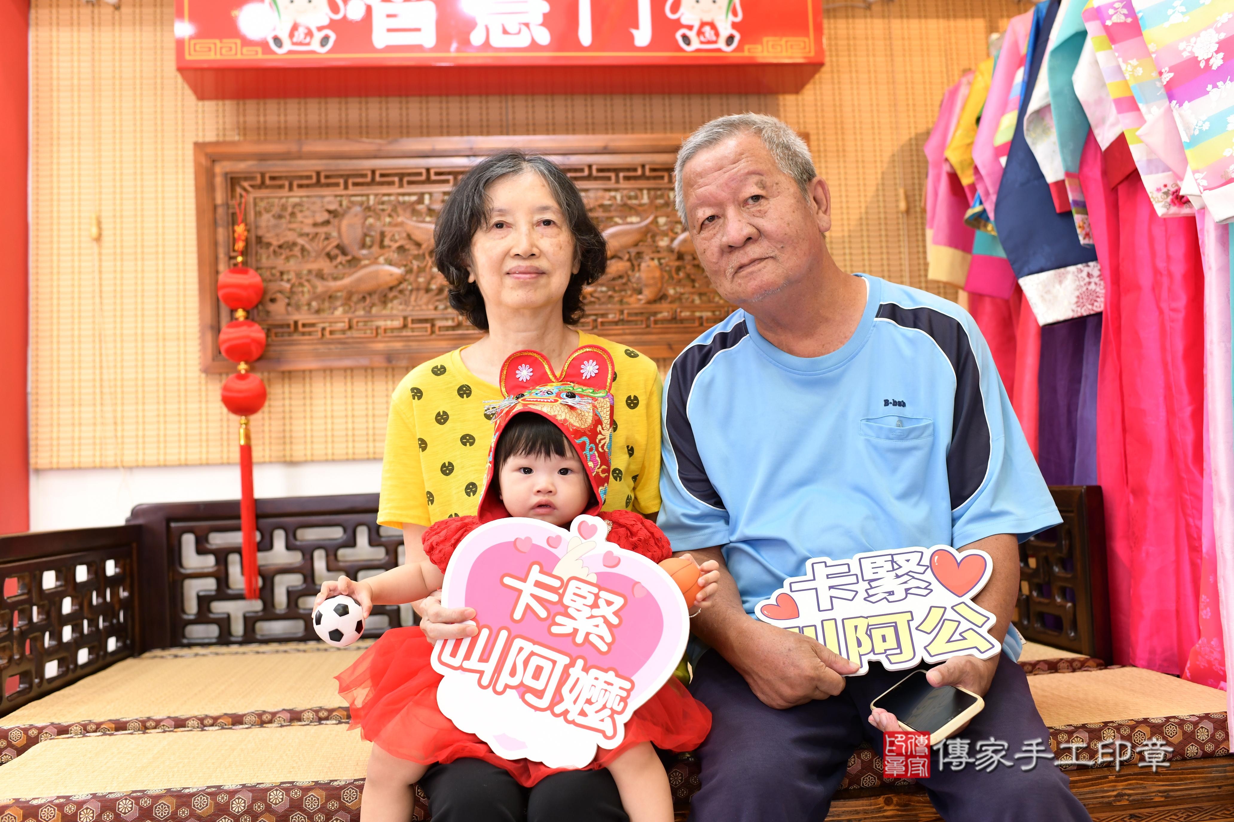 傳家手工印章台南店、抓周、度脺、中國風會場、傳家嬰兒古禮、吉祥話、抓周道具物品24種、拍照。抓周證書。寶寶抓周、滿周歲、生日快樂、祝福