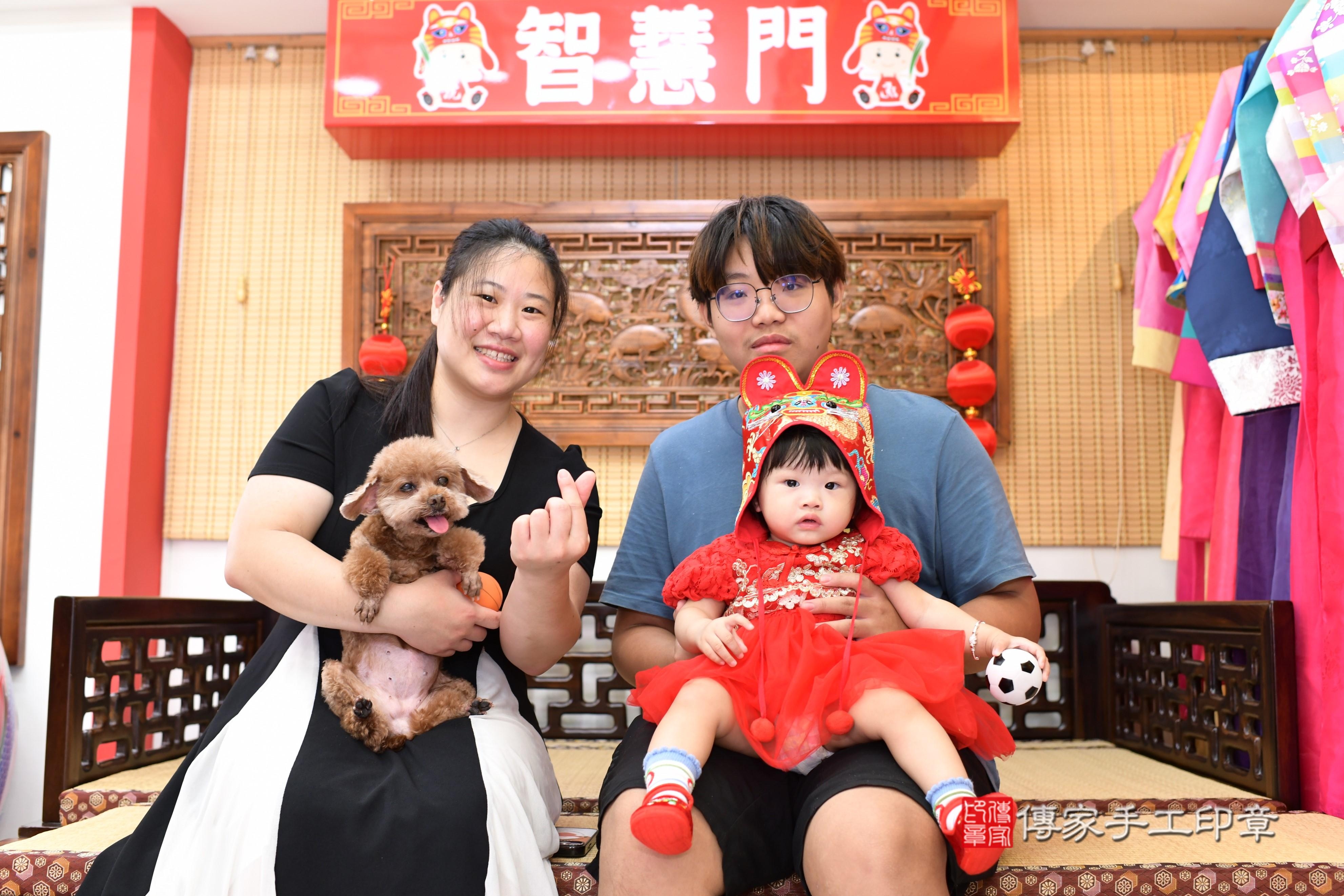 傳家手工印章台南店、抓周、度脺、中國風會場、傳家嬰兒古禮、吉祥話、抓周道具物品24種、拍照。抓周證書。寶寶抓周、滿周歲、生日快樂、祝福