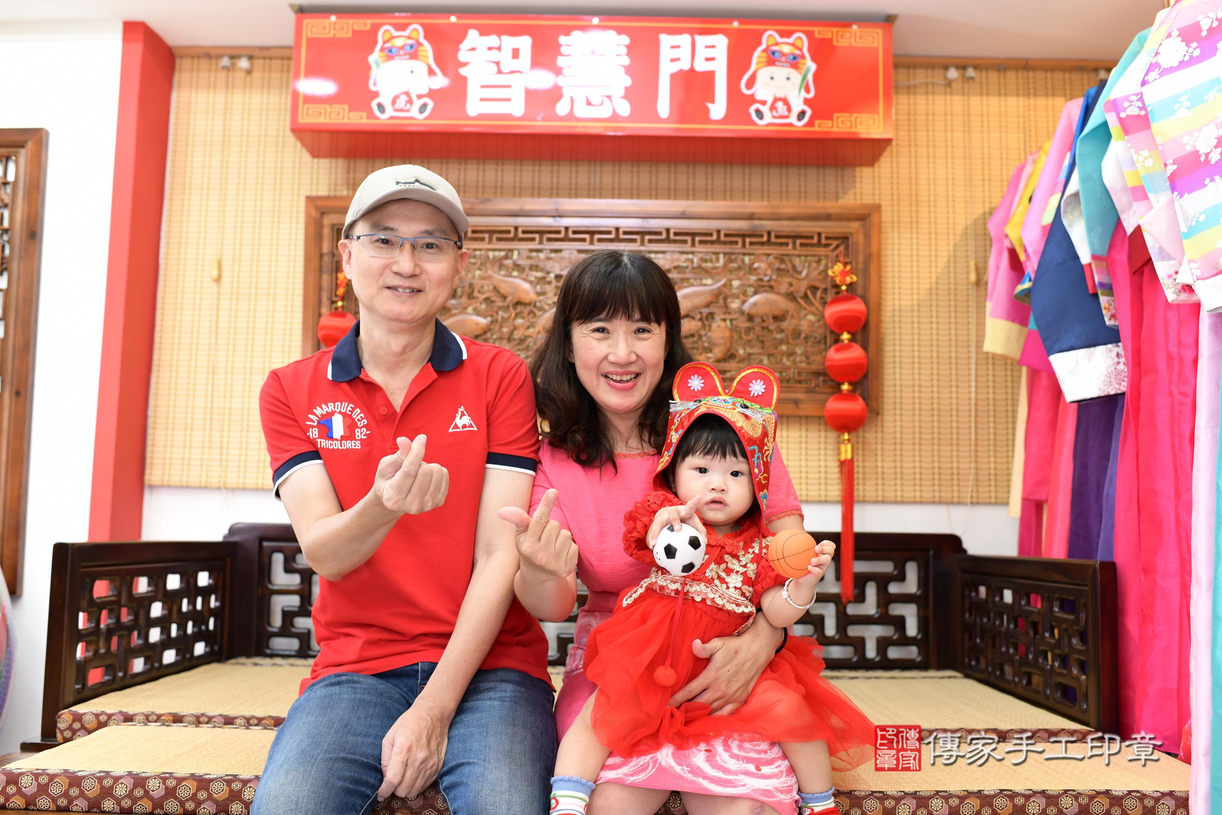 傳家手工印章台南店、抓周、度脺、中國風會場、傳家嬰兒古禮、吉祥話、抓周道具物品24種、拍照。抓周證書。寶寶抓周、滿周歲、生日快樂、祝福