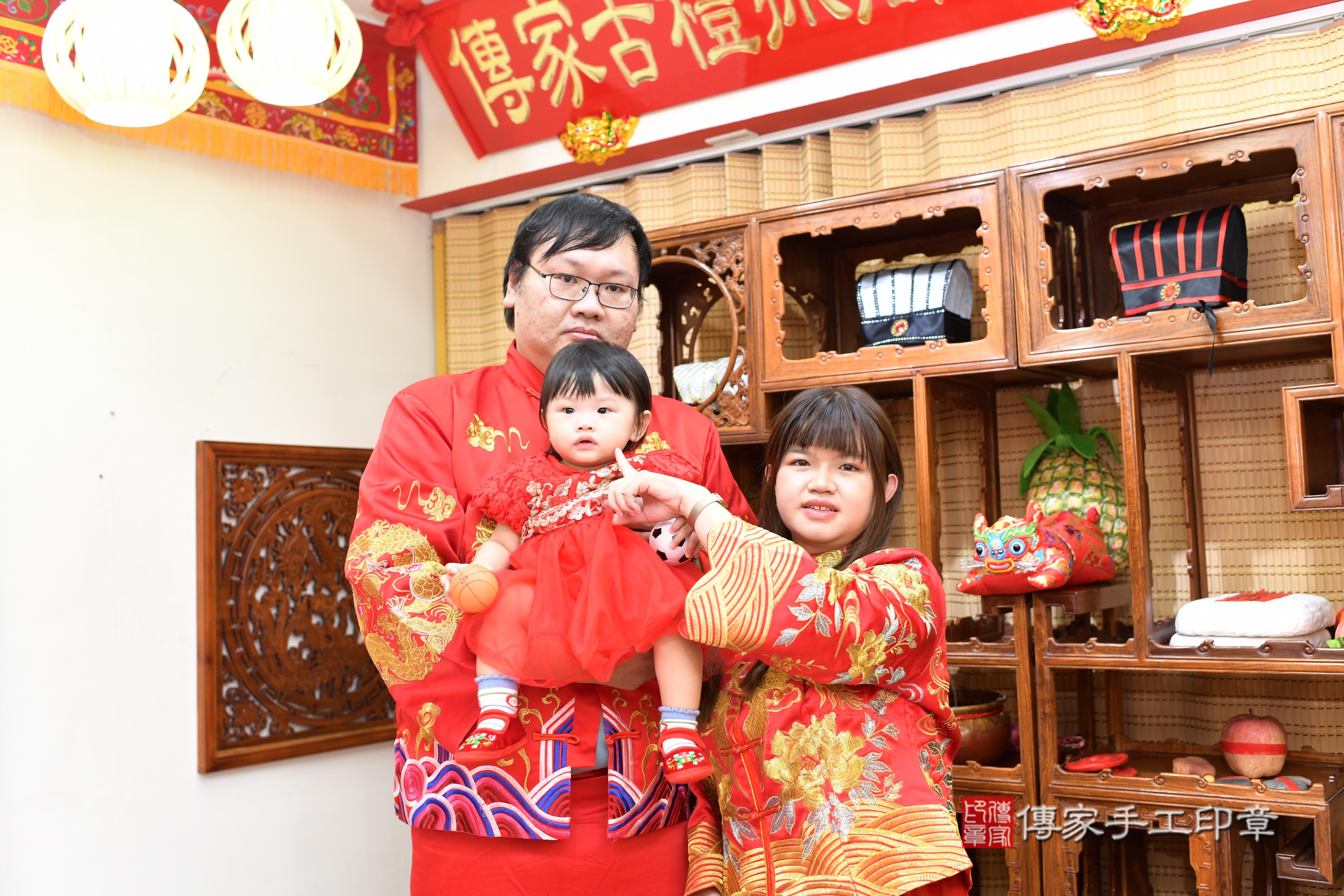 傳家手工印章台南店、抓周、度脺、中國風會場、傳家嬰兒古禮、吉祥話、抓周道具物品24種、拍照。抓周證書。寶寶抓周、滿周歲、生日快樂、祝福