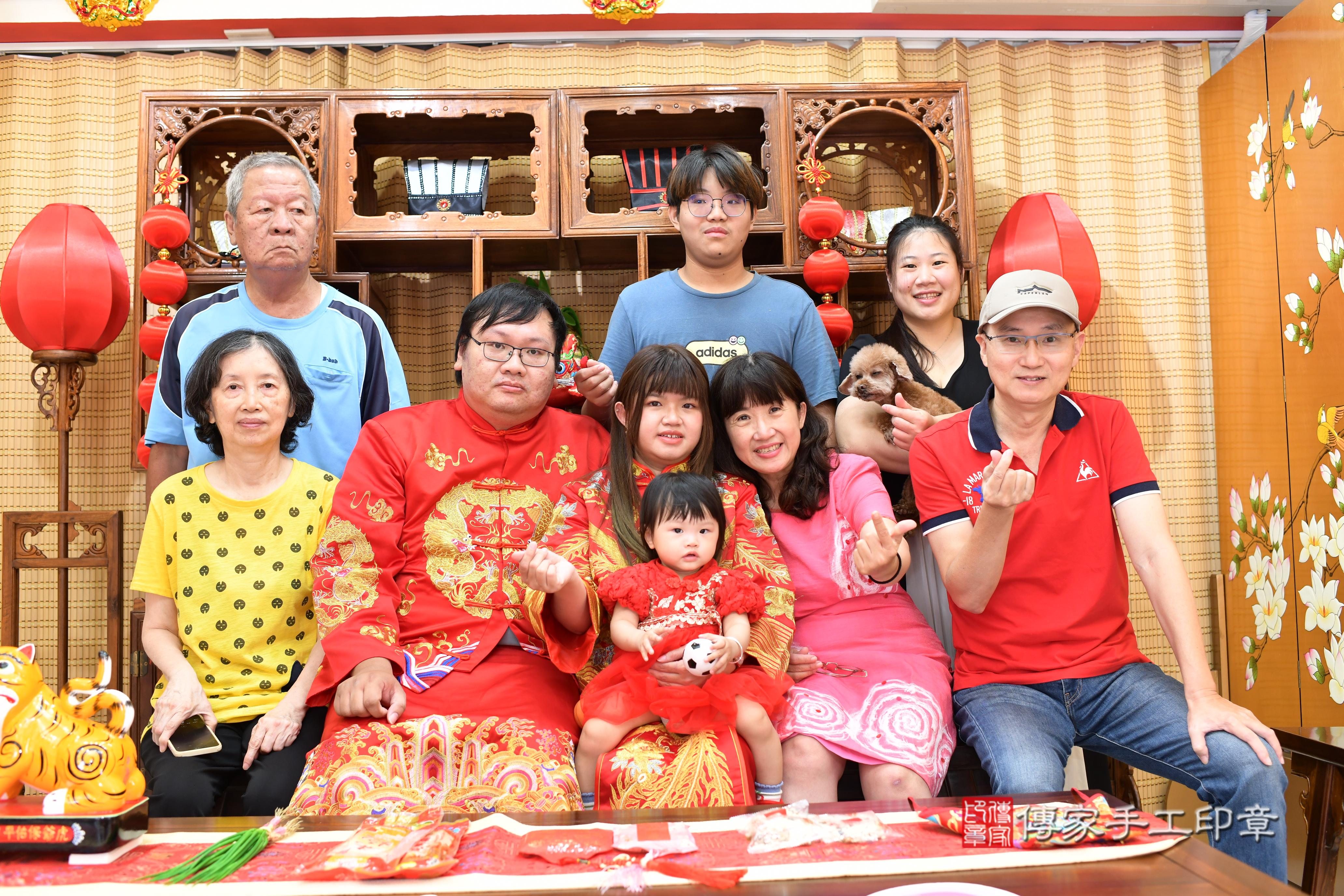 傳家手工印章台南店、抓周、度脺、中國風會場、傳家嬰兒古禮、吉祥話、抓周道具物品24種、拍照。抓周證書。寶寶抓周、滿周歲、生日快樂、祝福