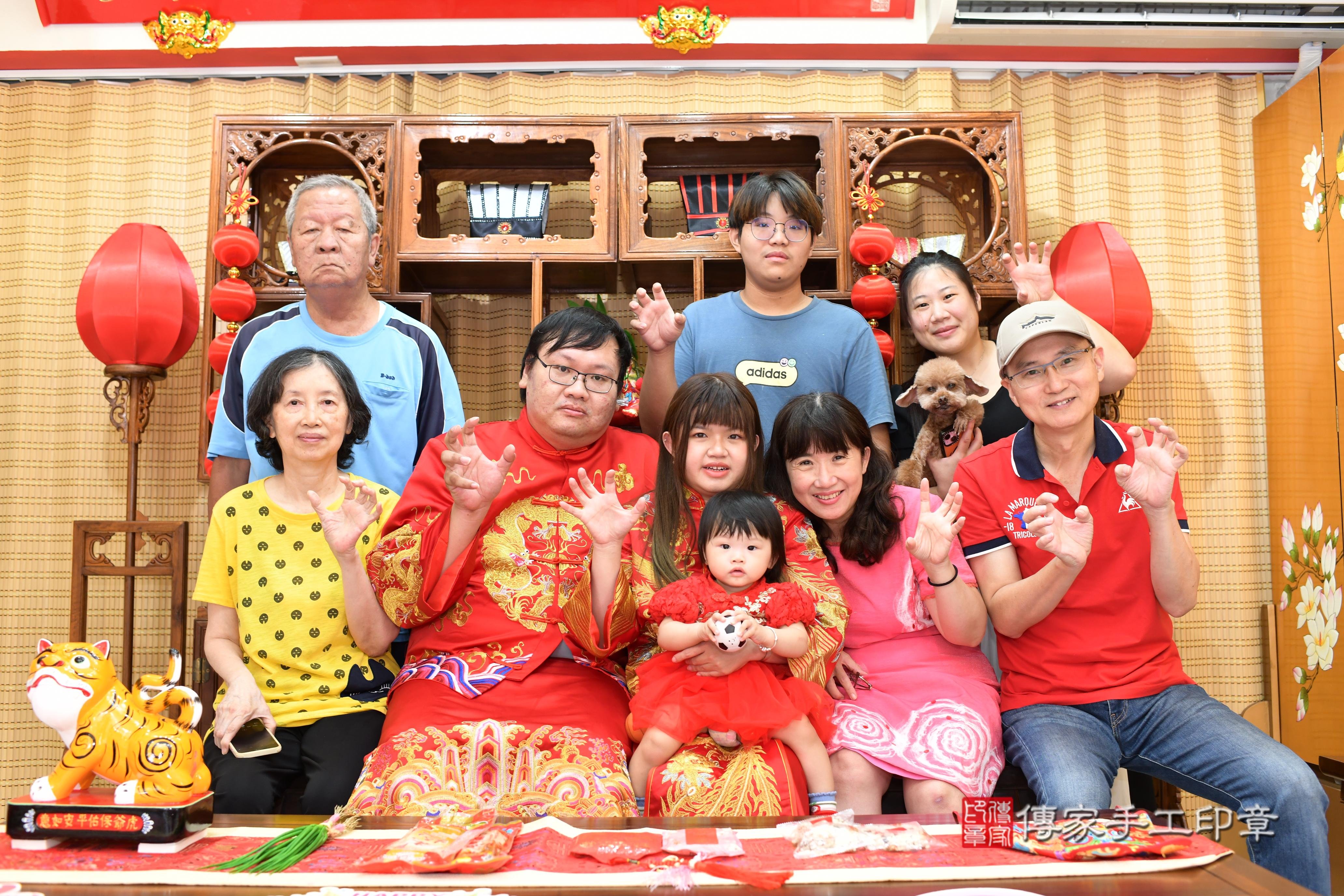 傳家手工印章台南店、抓周、度脺、中國風會場、傳家嬰兒古禮、吉祥話、抓周道具物品24種、拍照。抓周證書。寶寶抓周、滿周歲、生日快樂、祝福