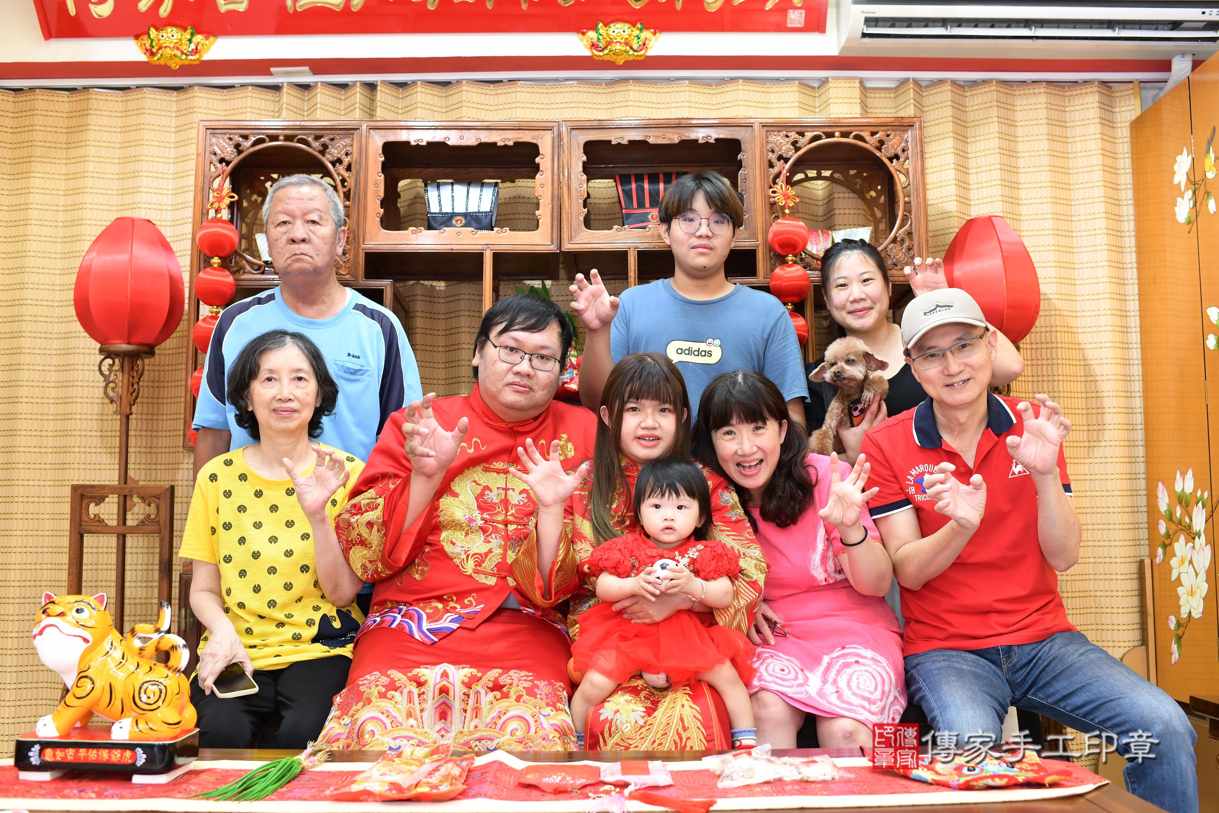 傳家手工印章台南店、抓周、度脺、中國風會場、傳家嬰兒古禮、吉祥話、抓周道具物品24種、拍照。抓周證書。寶寶抓周、滿周歲、生日快樂、祝福
