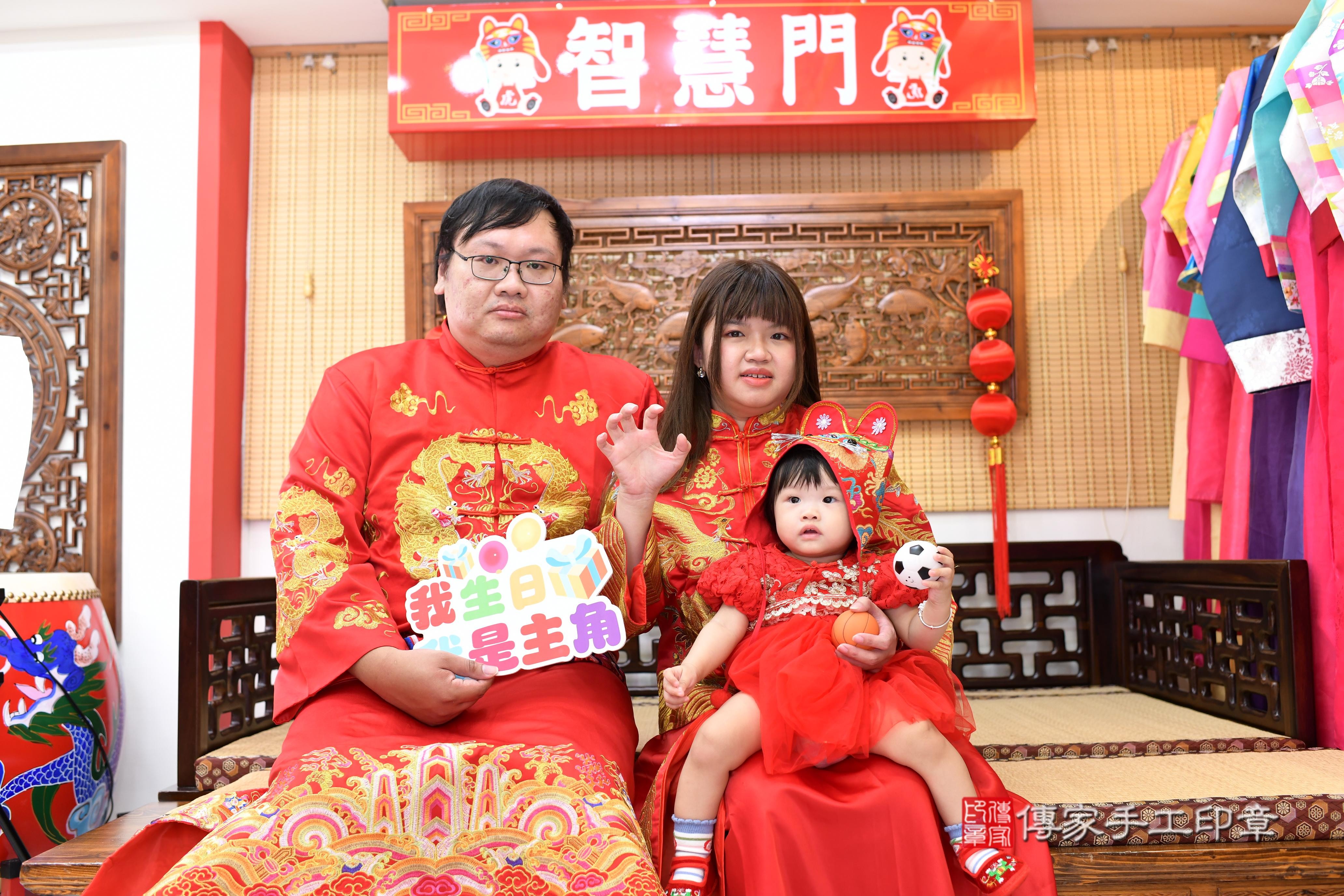 傳家手工印章台南店、抓周、度脺、中國風會場、傳家嬰兒古禮、吉祥話、抓周道具物品24種、拍照。抓周證書。寶寶抓周、滿周歲、生日快樂、祝福