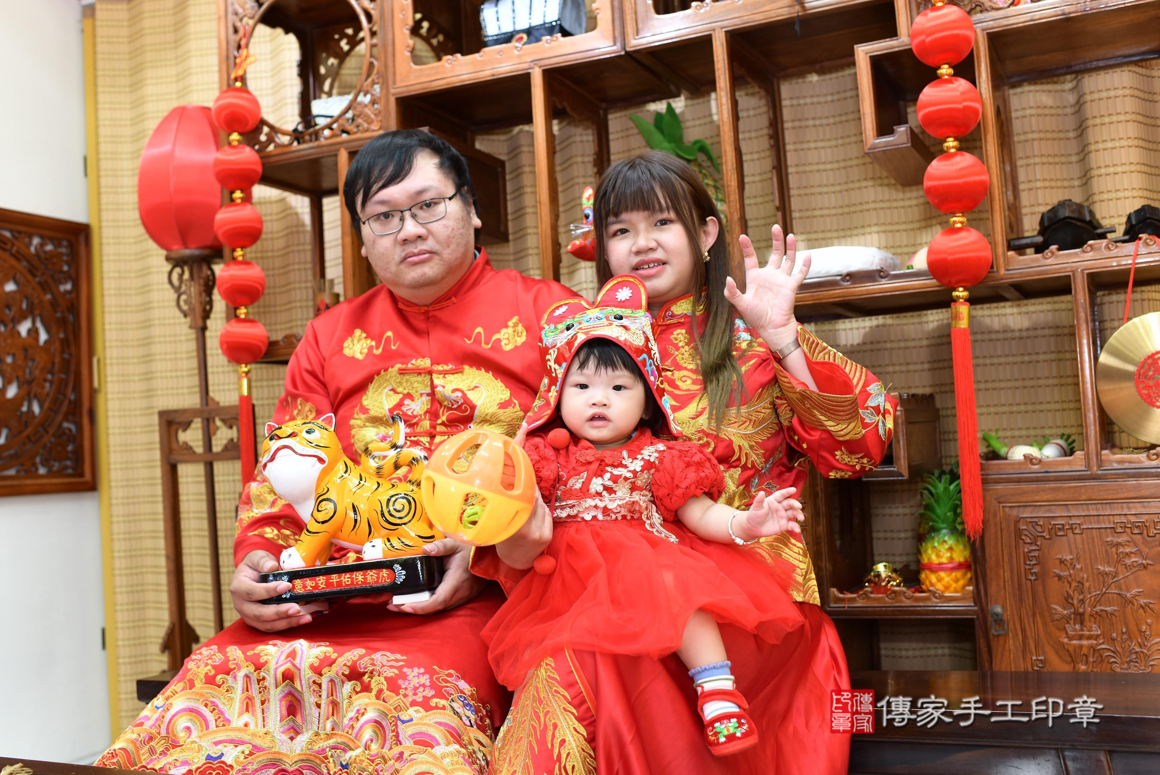 傳家手工印章台南店、抓周、度脺、中國風會場、傳家嬰兒古禮、吉祥話、抓周道具物品24種、拍照。抓周證書。寶寶抓周、滿周歲、生日快樂、祝福