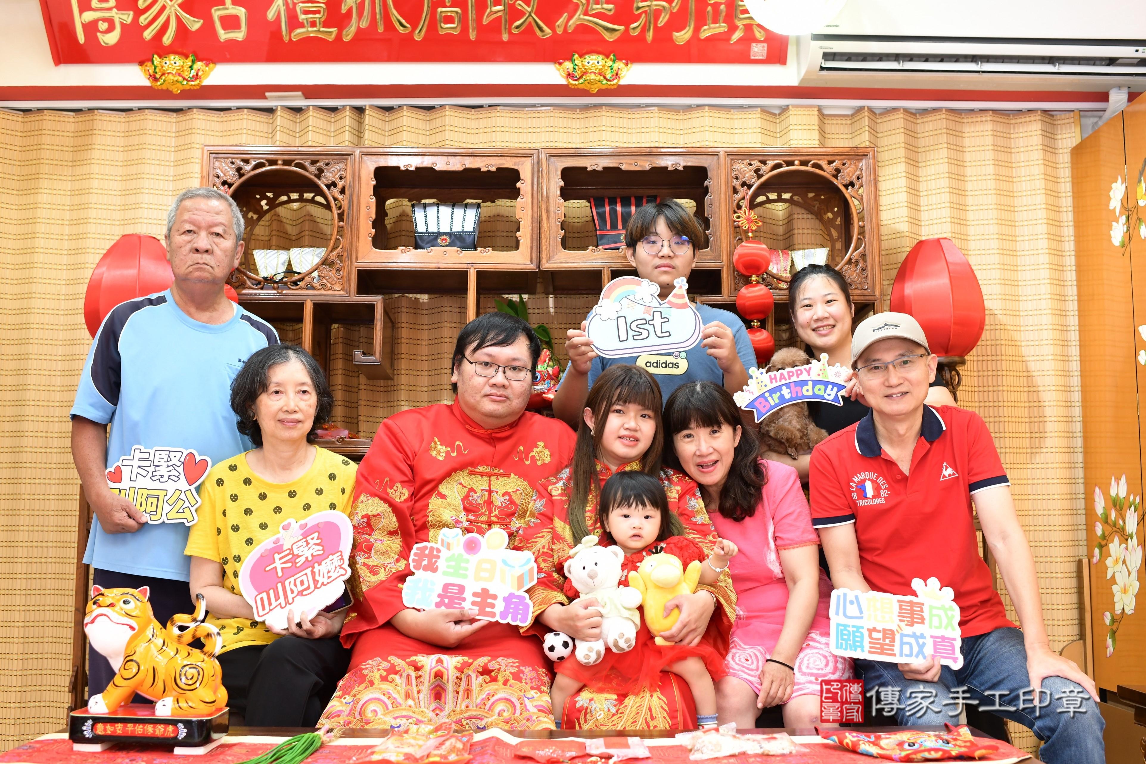 傳家手工印章台南店、抓周、度脺、中國風會場、傳家嬰兒古禮、吉祥話、抓周道具物品24種、拍照。抓周證書。寶寶抓周、滿周歲、生日快樂、祝福