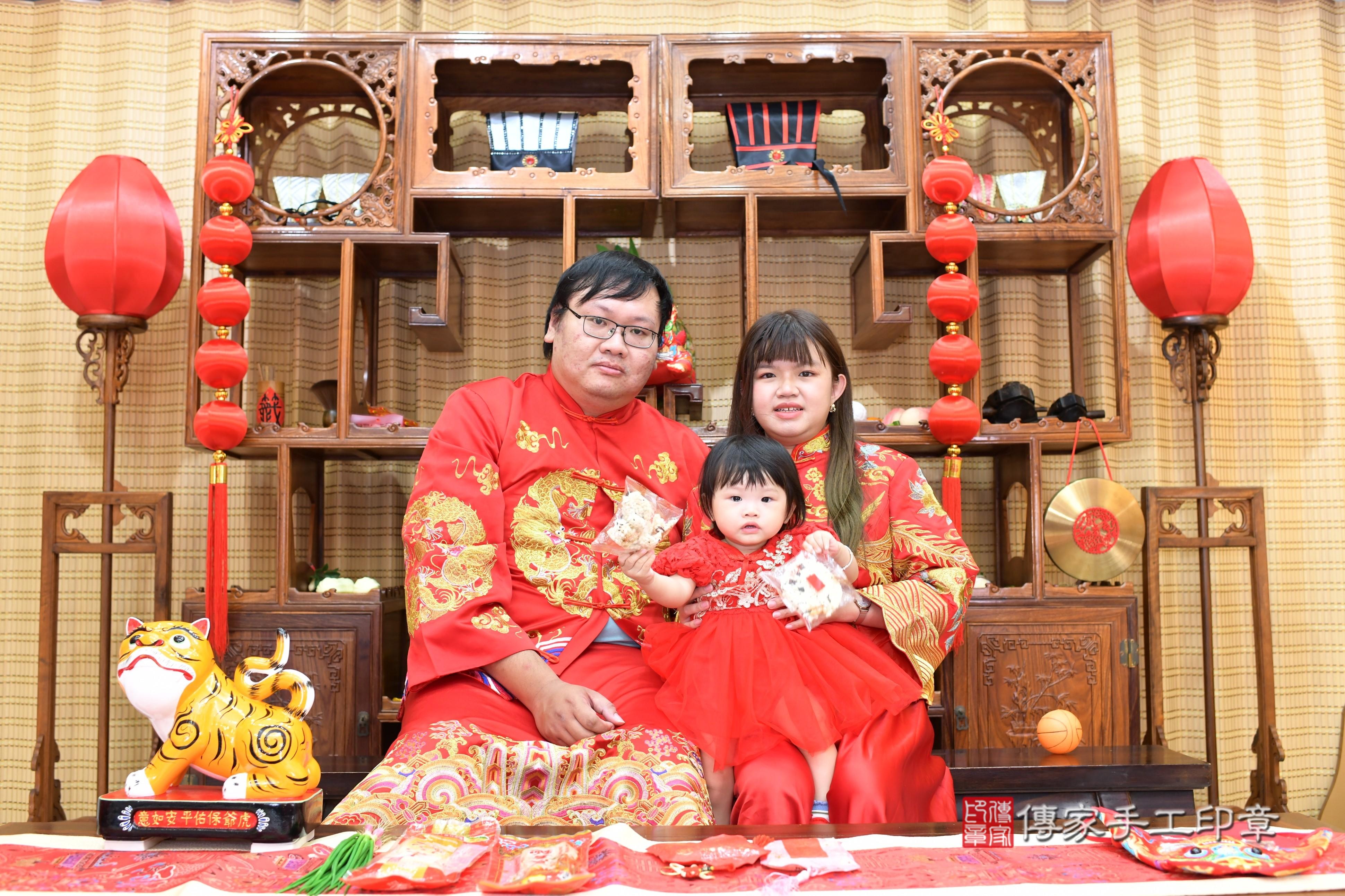 傳家手工印章台南店、抓周、度脺、中國風會場、傳家嬰兒古禮、吉祥話、抓周道具物品24種、拍照。抓周證書。寶寶抓周、滿周歲、生日快樂、祝福