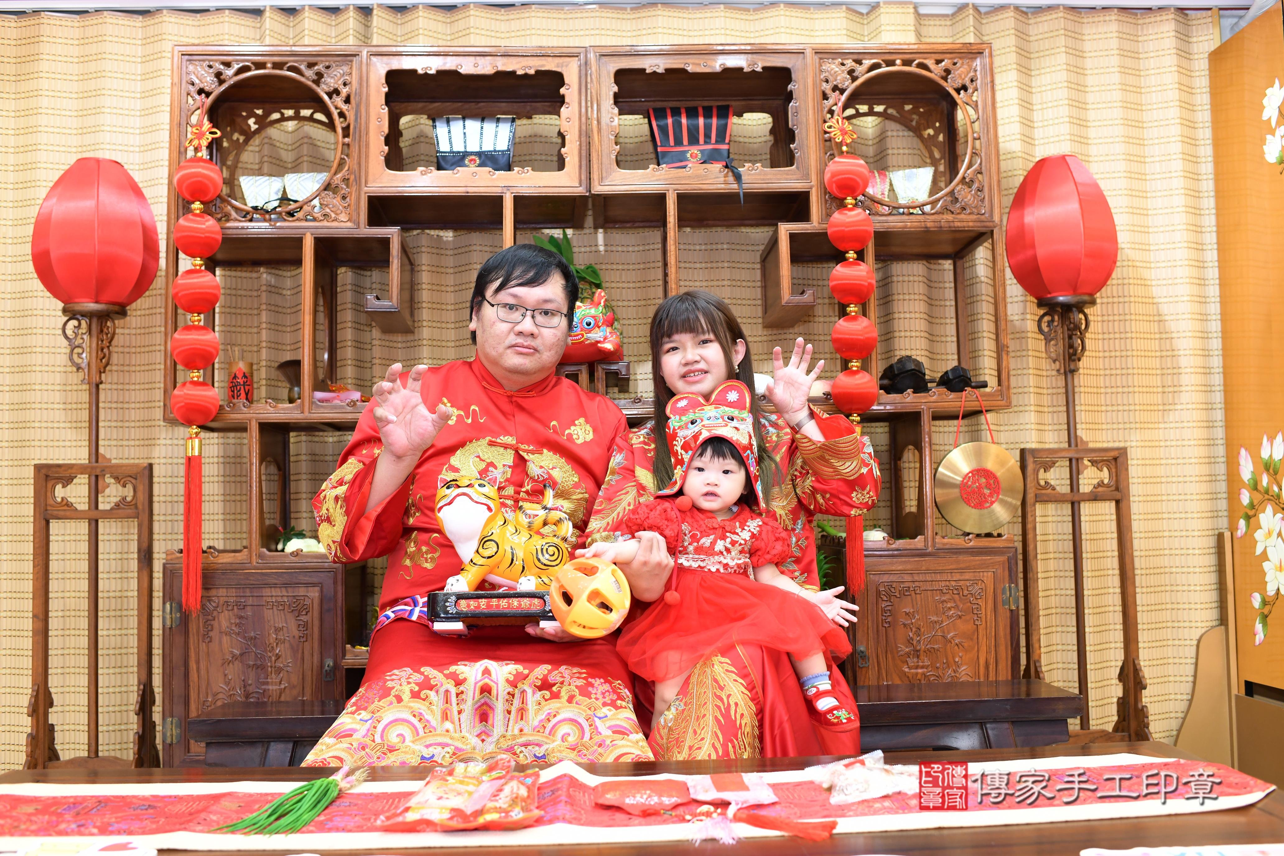 傳家手工印章台南店、抓周、度脺、中國風會場、傳家嬰兒古禮、吉祥話、抓周道具物品24種、拍照。抓周證書。寶寶抓周、滿周歲、生日快樂、祝福