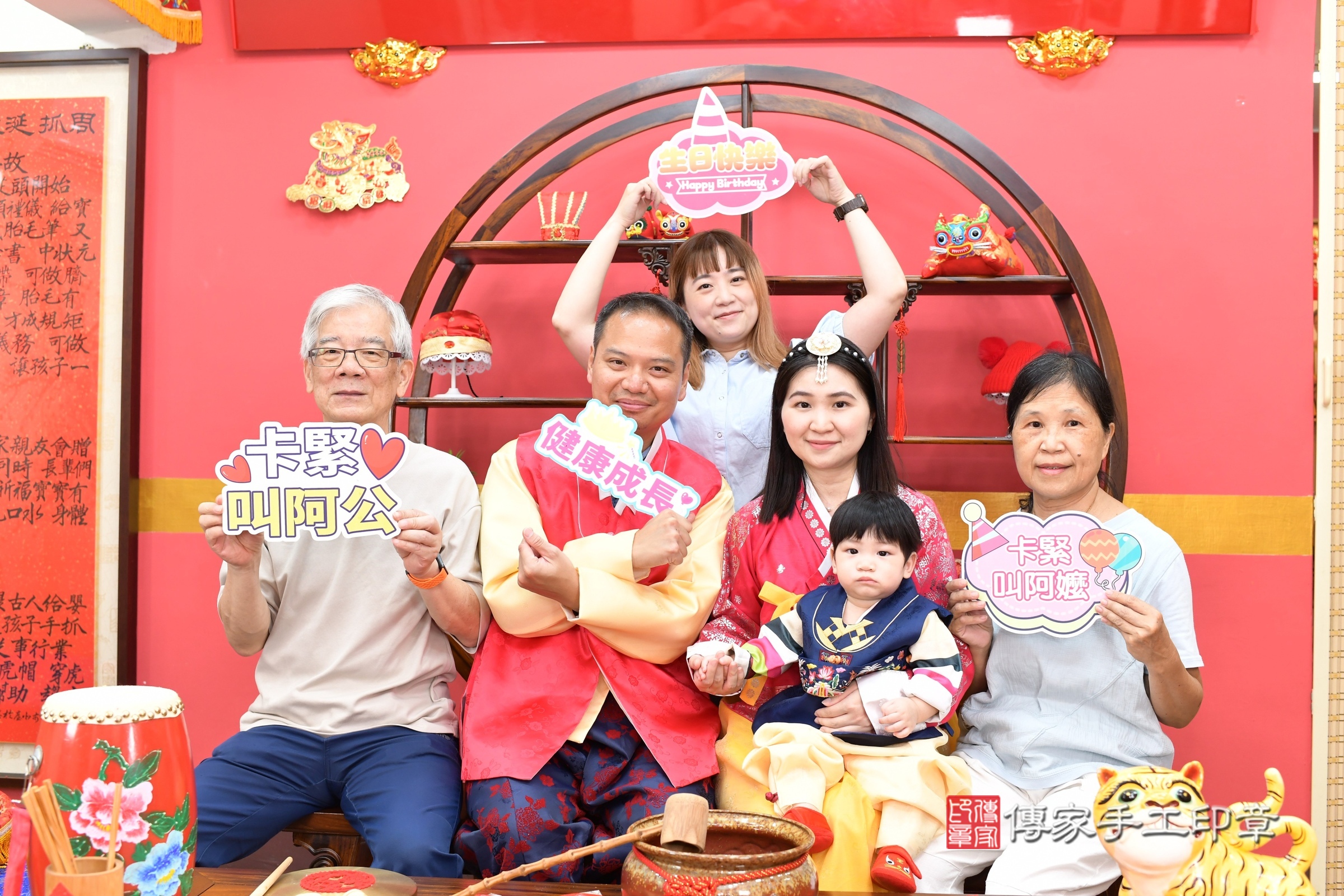 新北市永和區堂堂寶寶抓周推薦：傳家新北店抓周度脺中國風會場，嬰兒古禮抓周流程儀式吉祥話、抓周道具物品24種、拍照。抓周證書。2025.8.2，照片3