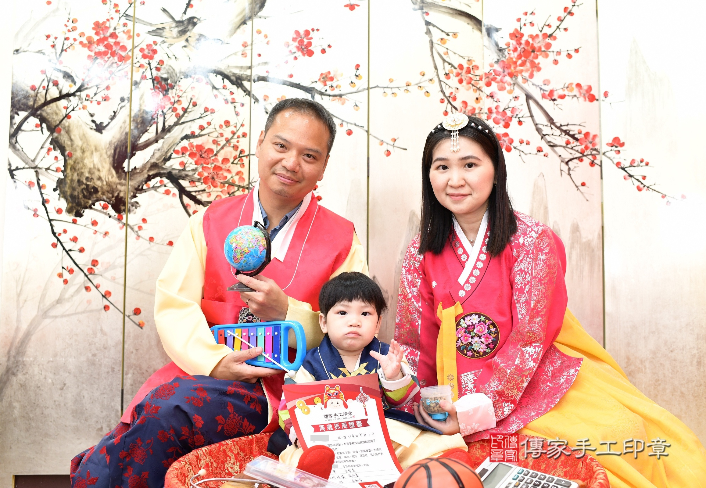 新北市永和區堂堂寶寶抓周推薦：傳家新北店抓周度脺中國風會場，嬰兒古禮抓周流程儀式吉祥話、抓周道具物品24種、拍照。抓周證書。2025.8.2，照片16