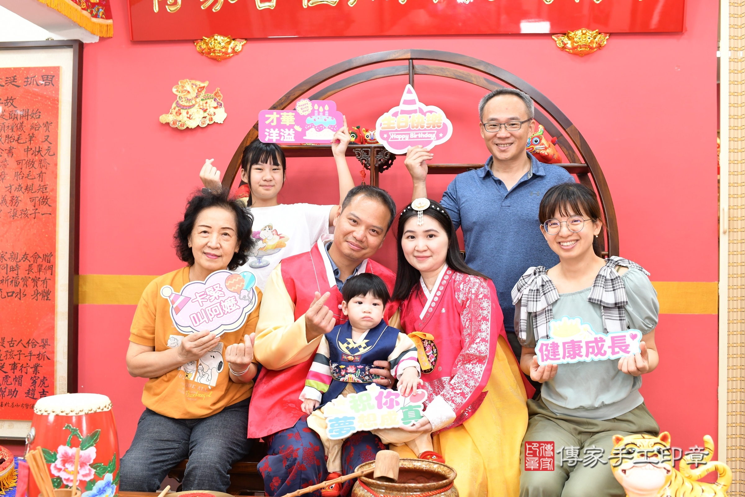 新北市永和區堂堂寶寶抓周推薦：傳家新北店抓周度脺中國風會場，嬰兒古禮抓周流程儀式吉祥話、抓周道具物品24種、拍照。抓周證書。2025.8.2，照片2