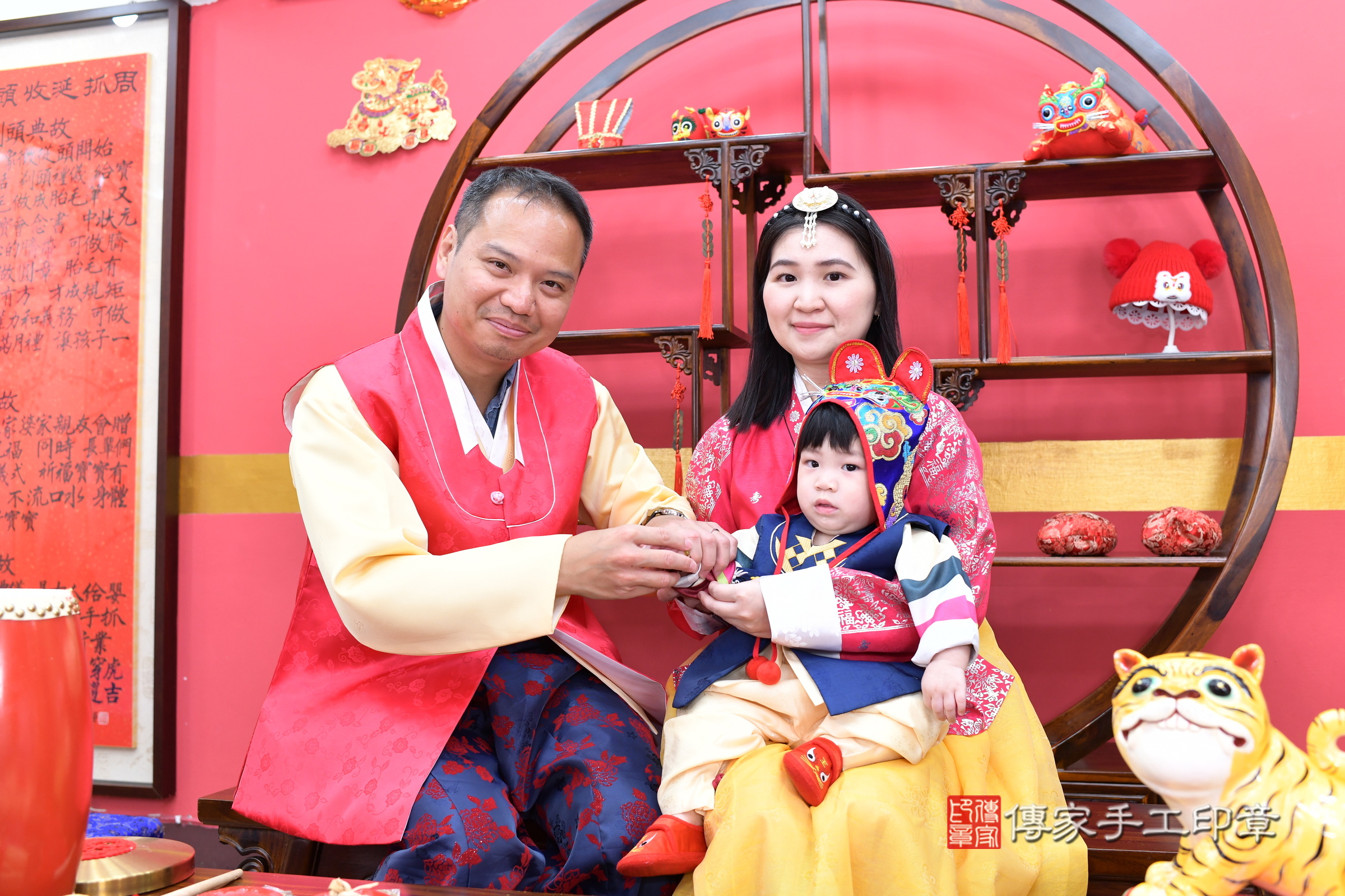 新北市永和區堂堂寶寶抓周推薦：傳家新北店抓周度脺中國風會場，嬰兒古禮抓周流程儀式吉祥話、抓周道具物品24種、拍照。抓周證書。2025.8.2，照片11
