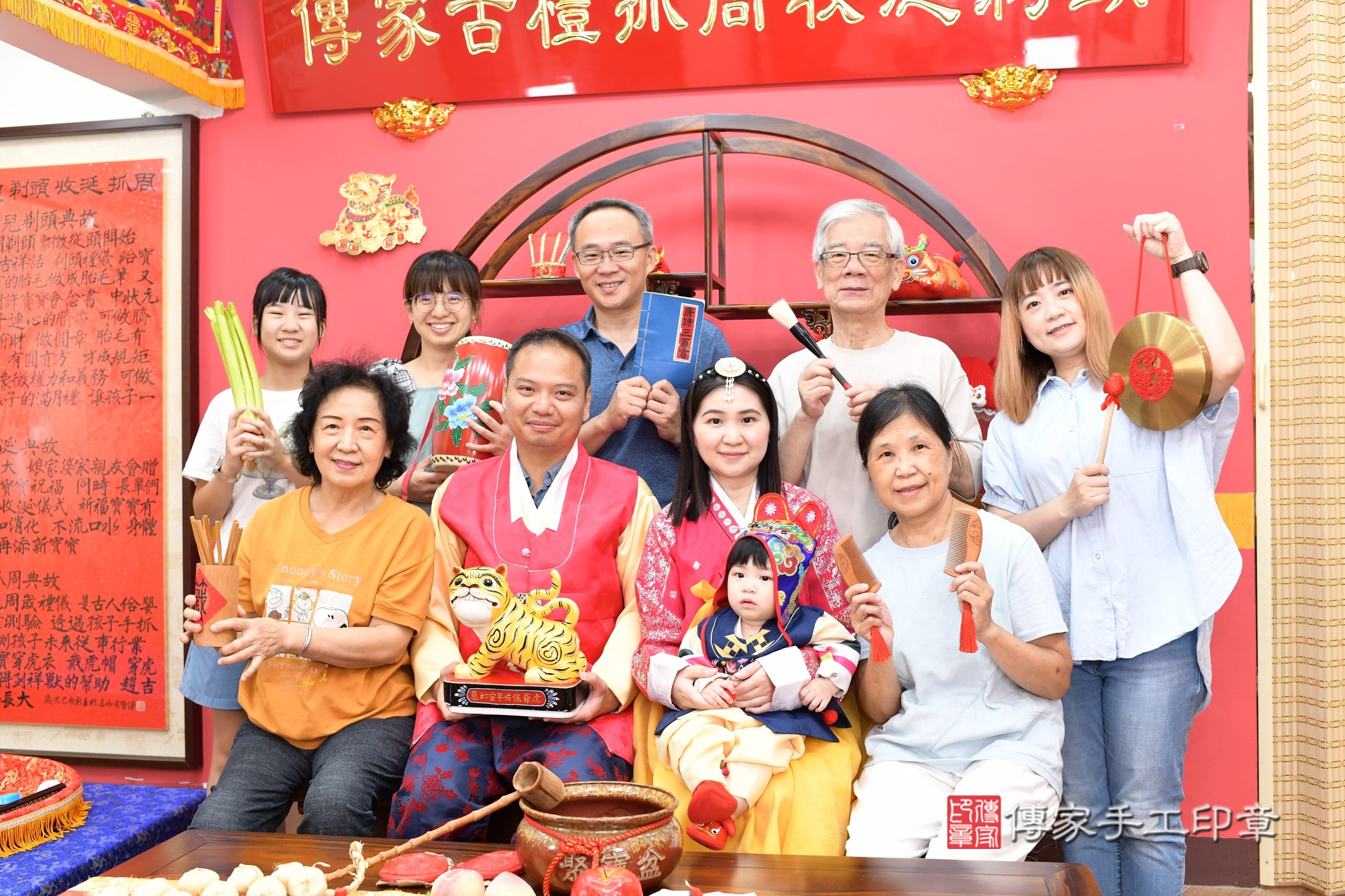 新北市永和區堂堂寶寶抓周推薦：傳家新北店抓周度脺中國風會場，嬰兒古禮抓周流程儀式吉祥話、抓周道具物品24種、拍照。抓周證書。2025.8.2，照片12