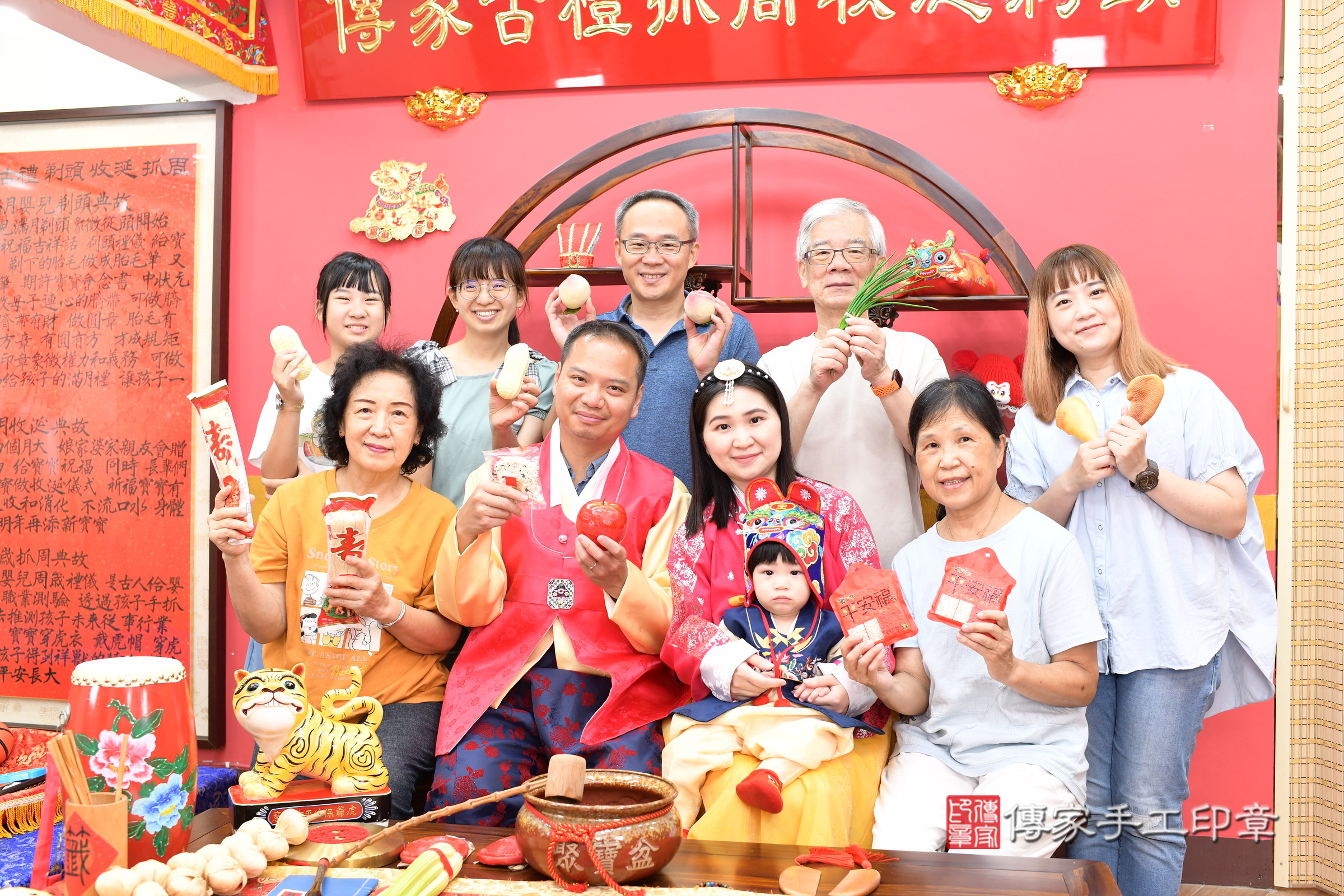 新北市永和區堂堂寶寶抓周推薦：傳家新北店抓周度脺中國風會場，嬰兒古禮抓周流程儀式吉祥話、抓周道具物品24種、拍照。抓周證書。2025.8.2，照片14