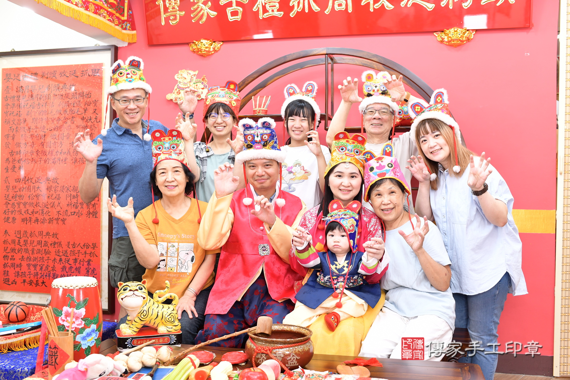 新北市永和區堂堂寶寶抓周推薦：傳家新北店抓周度脺中國風會場，嬰兒古禮抓周流程儀式吉祥話、抓周道具物品24種、拍照。抓周證書。2025.8.2，照片15