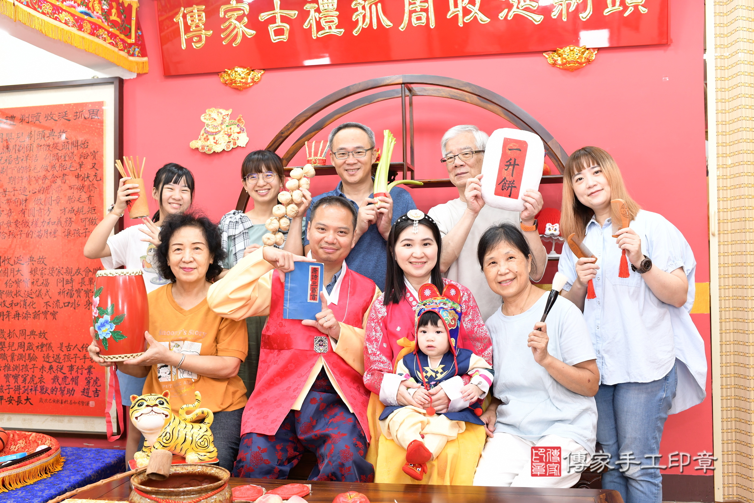 新北市永和區堂堂寶寶抓周推薦：傳家新北店抓周度脺中國風會場，嬰兒古禮抓周流程儀式吉祥話、抓周道具物品24種、拍照。抓周證書。2025.8.2，照片13