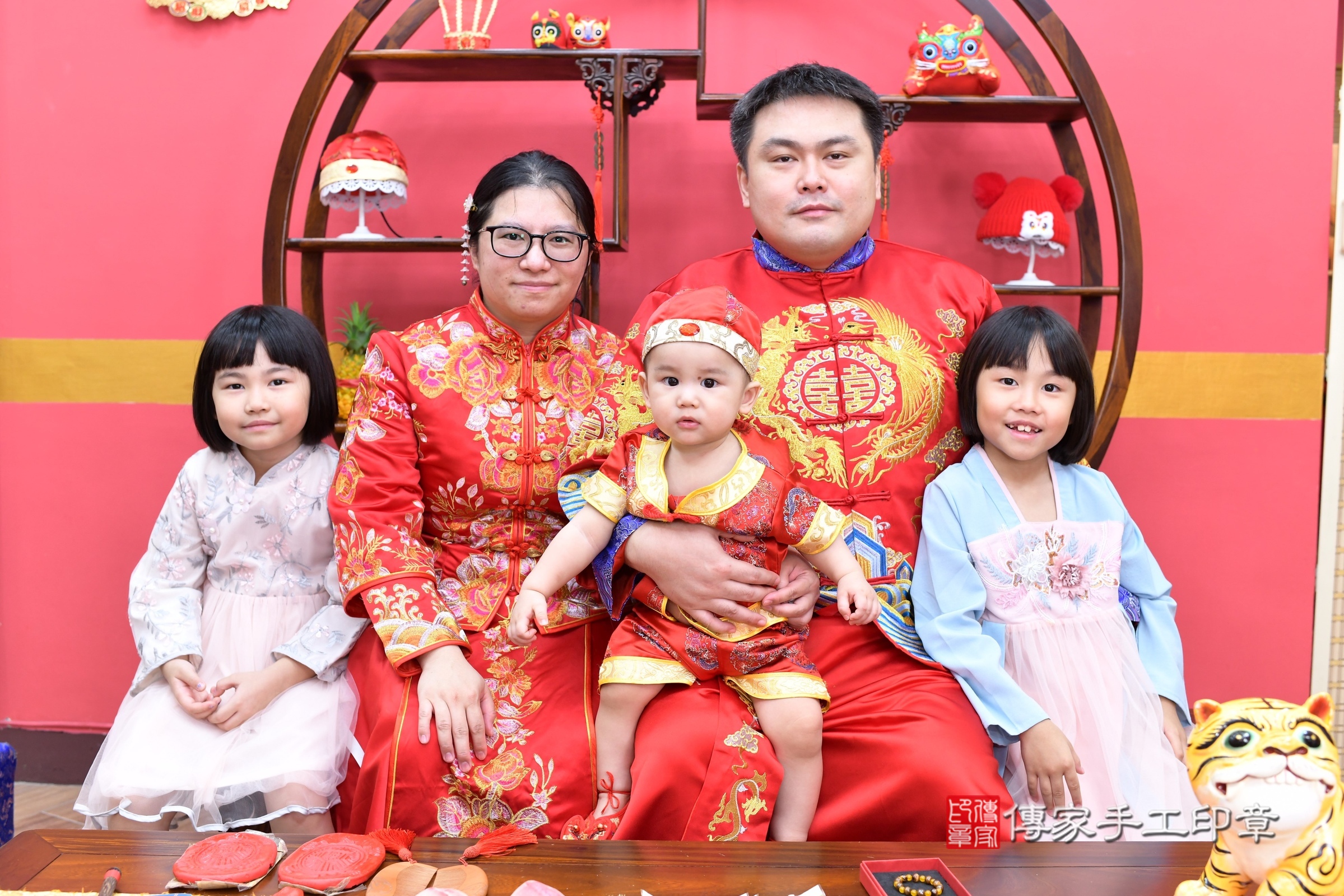 新北市永和區翰翰寶寶抓周推薦：傳家新北店抓周度脺中國風會場，嬰兒古禮抓周流程儀式吉祥話、抓周道具物品24種、拍照。抓周證書。2025.7.30，照片5