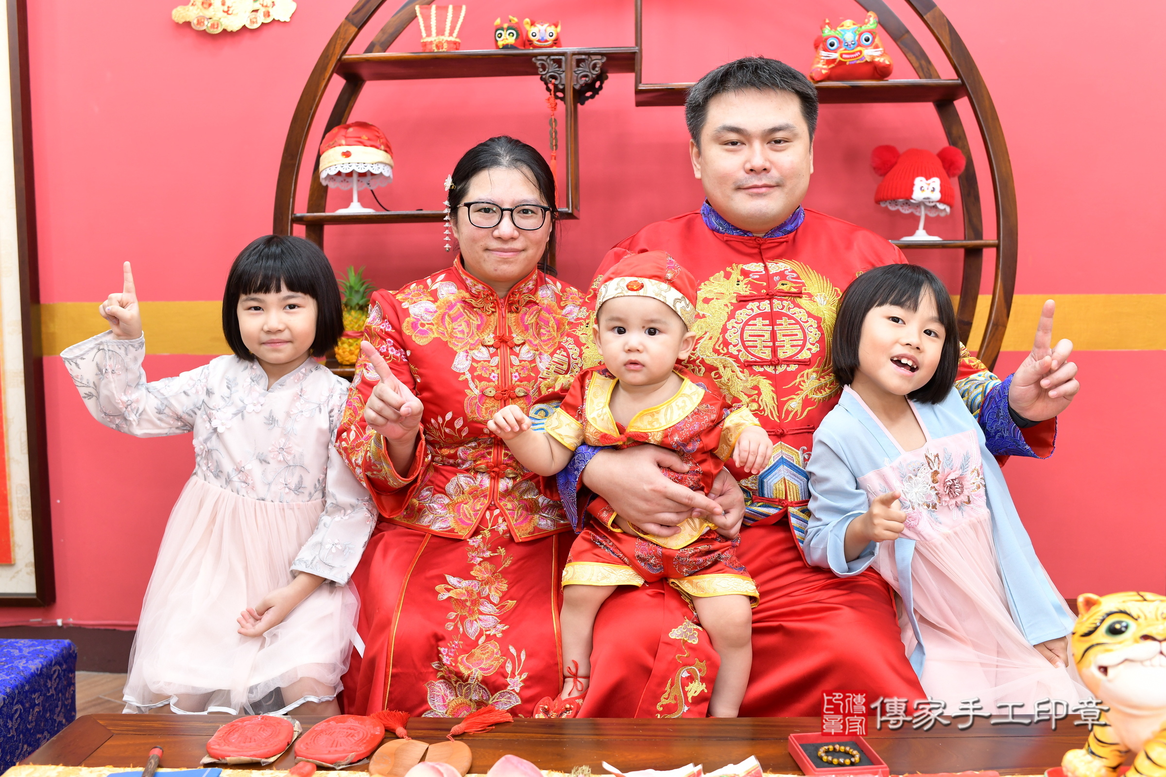 新北市永和區翰翰寶寶抓周推薦：傳家新北店抓周度脺中國風會場，嬰兒古禮抓周流程儀式吉祥話、抓周道具物品24種、拍照。抓周證書。2025.7.30，照片2