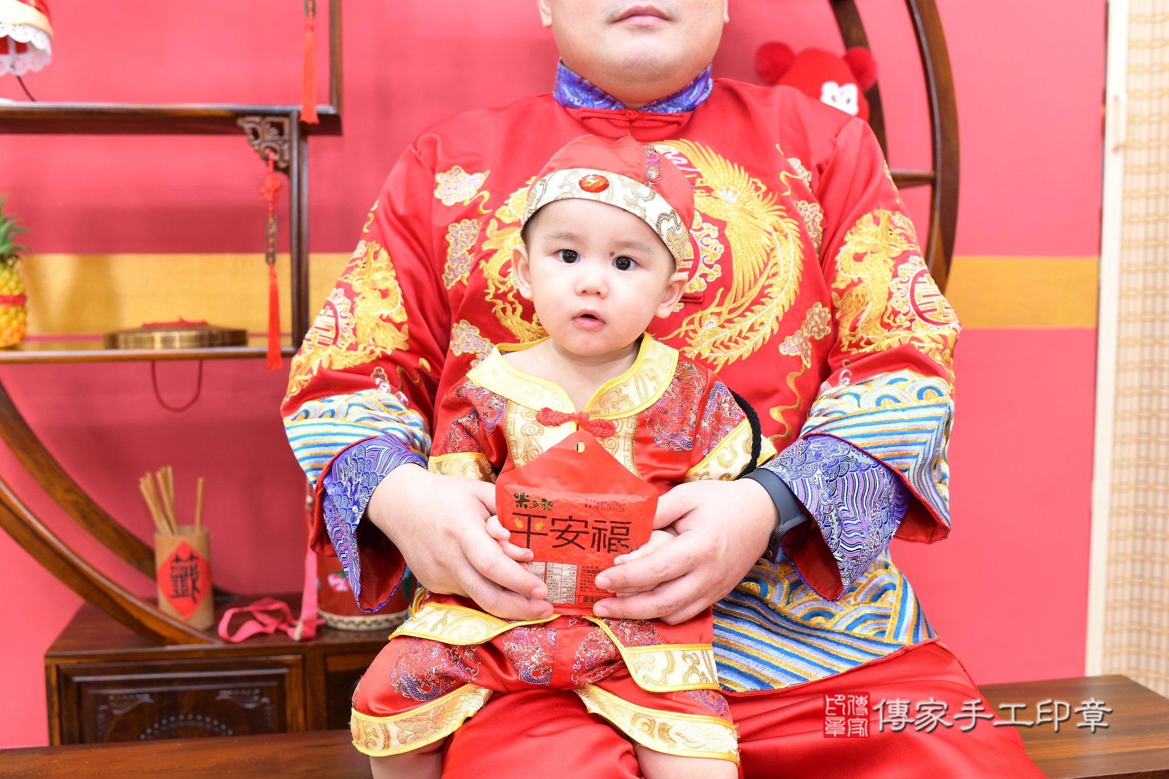 新北市永和區翰翰寶寶抓周推薦：傳家新北店抓周度脺中國風會場，嬰兒古禮抓周流程儀式吉祥話、抓周道具物品24種、拍照。抓周證書。2025.7.30，照片14