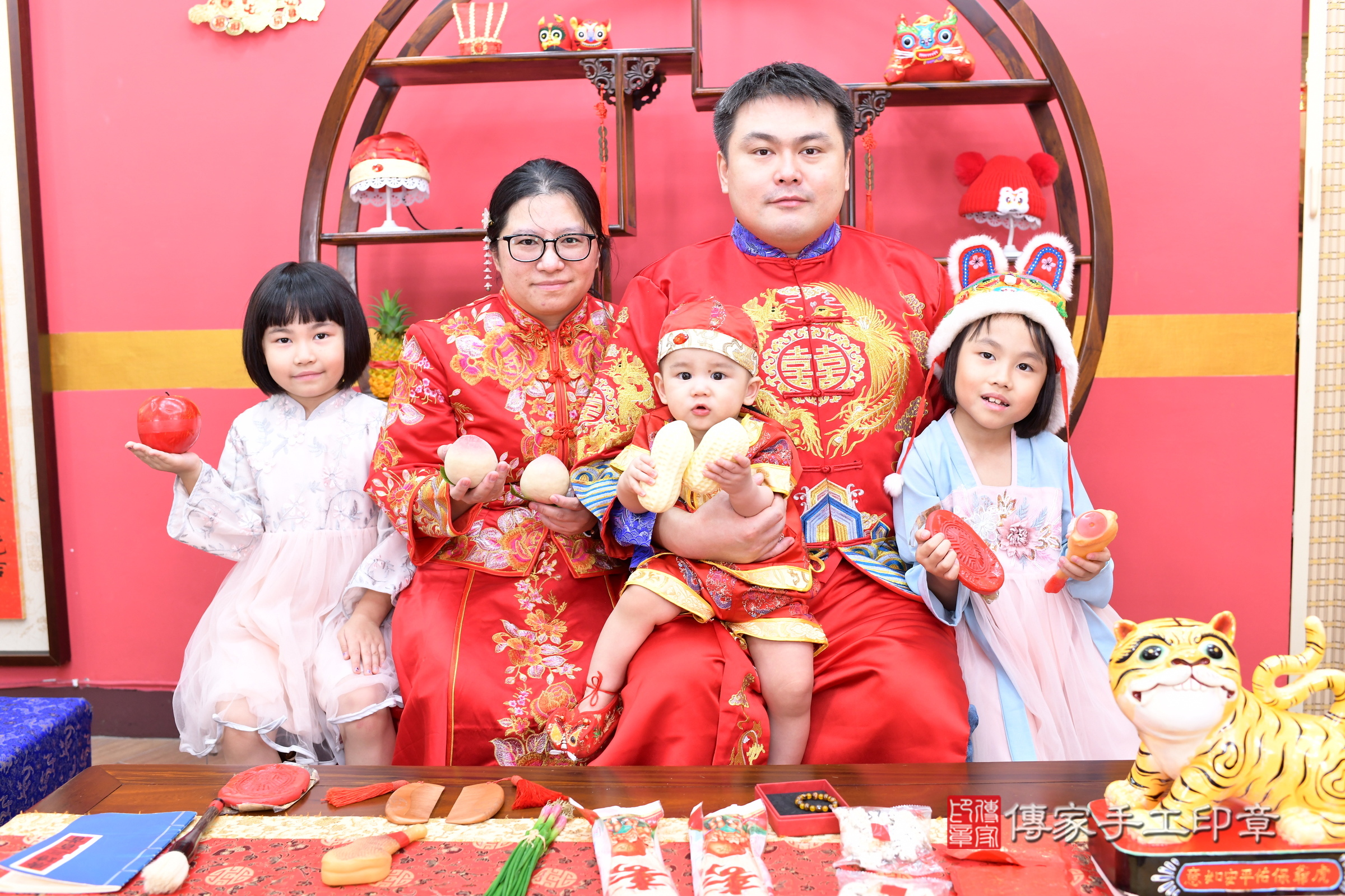 新北市永和區翰翰寶寶抓周推薦：傳家新北店抓周度脺中國風會場，嬰兒古禮抓周流程儀式吉祥話、抓周道具物品24種、拍照。抓周證書。2025.7.30，照片15