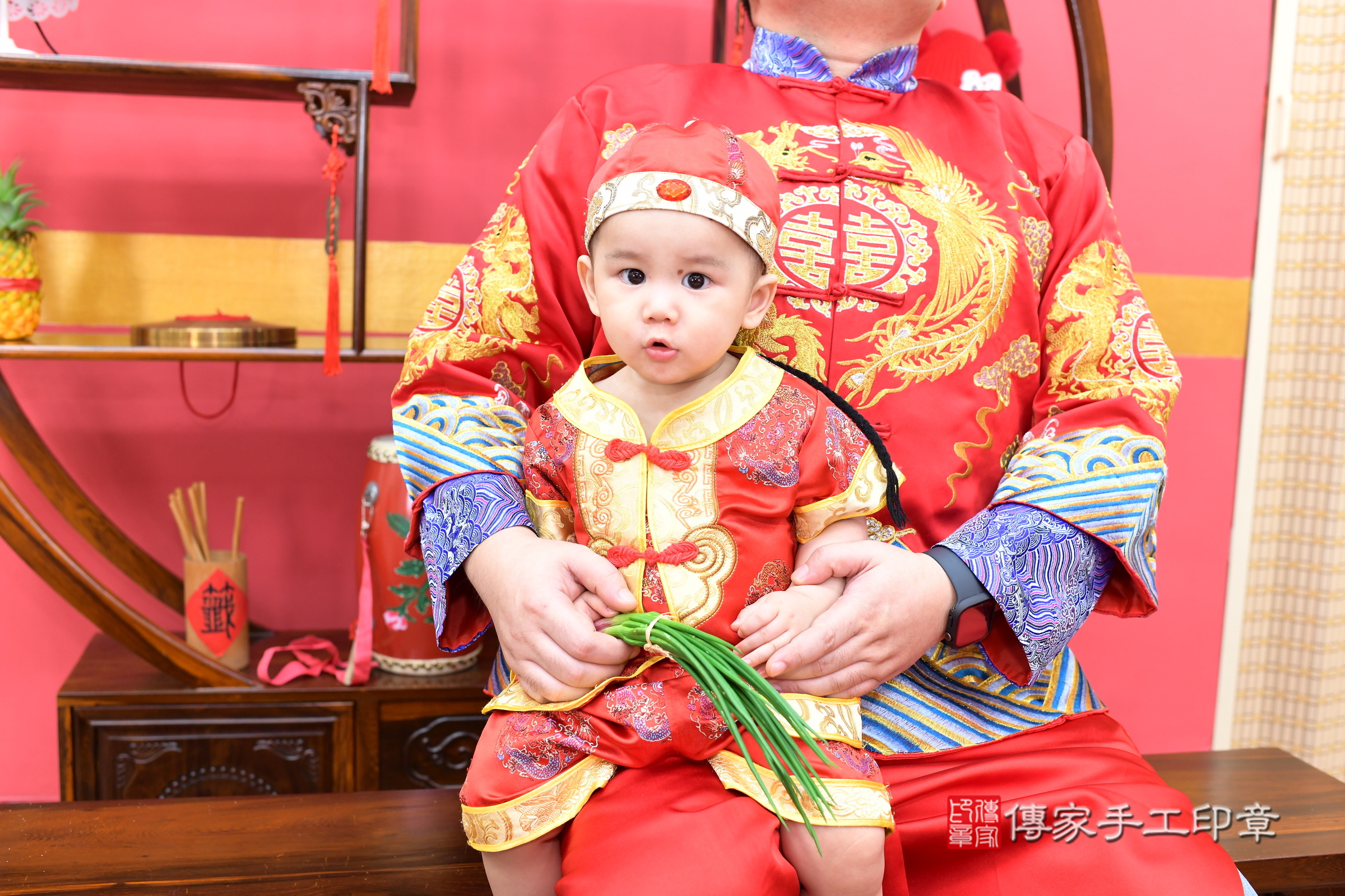新北市永和區翰翰寶寶抓周推薦：傳家新北店抓周度脺中國風會場，嬰兒古禮抓周流程儀式吉祥話、抓周道具物品24種、拍照。抓周證書。2025.7.30，照片18