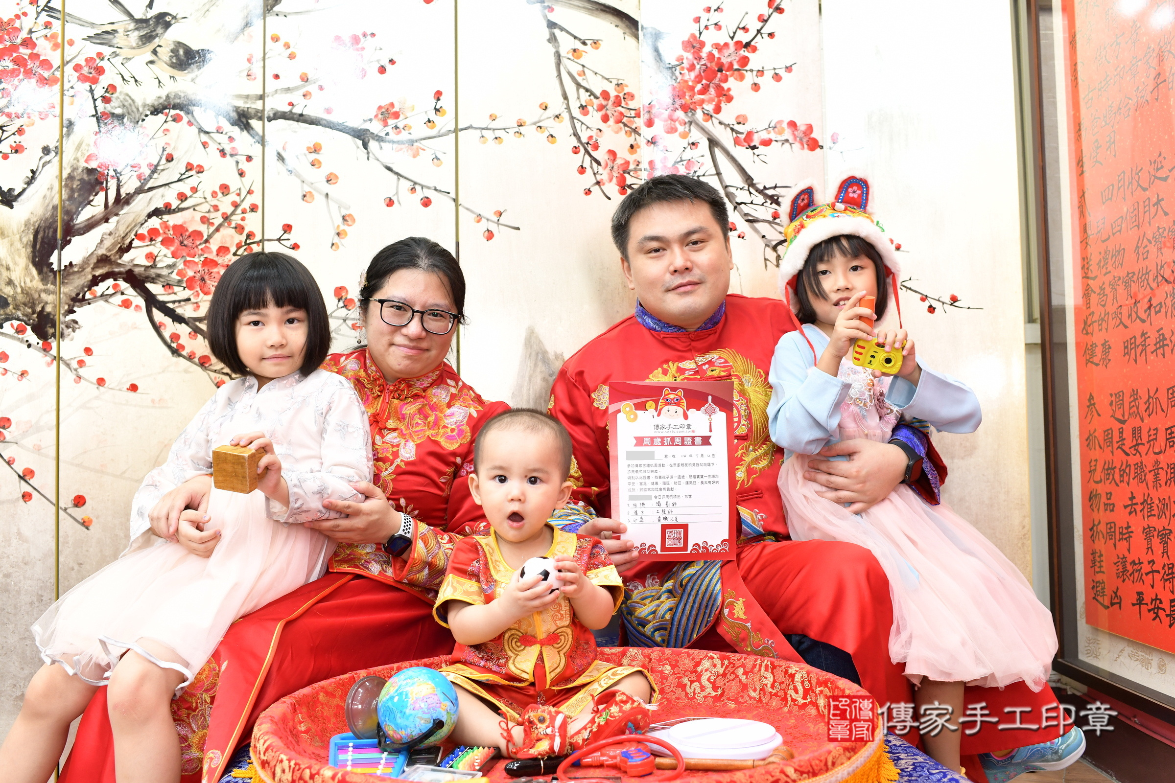 新北市永和區翰翰寶寶抓周推薦：傳家新北店抓周度脺中國風會場，嬰兒古禮抓周流程儀式吉祥話、抓周道具物品24種、拍照。抓周證書。2025.7.30，照片20