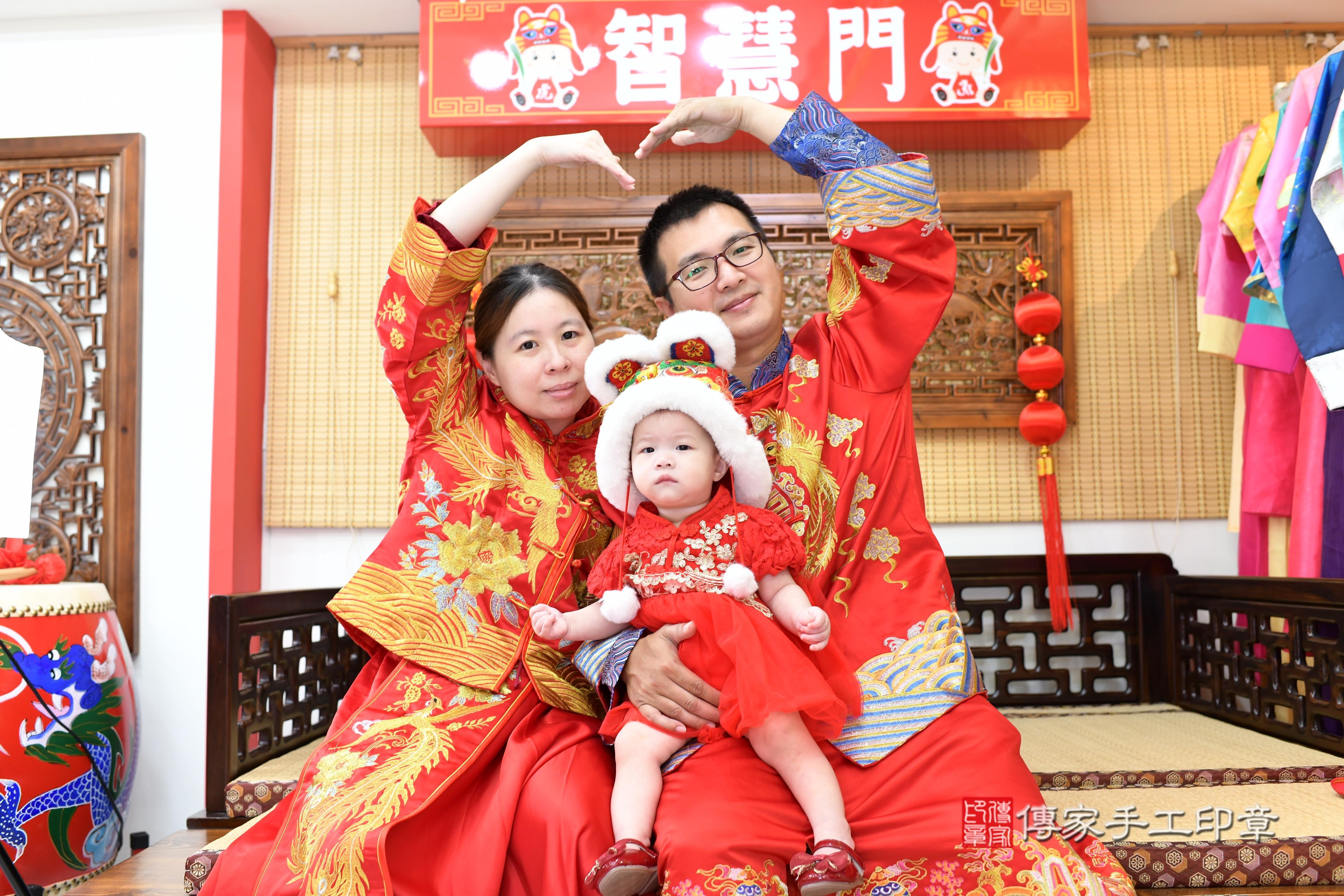 傳家手工印章台南店、抓周、度脺、中國風會場、傳家嬰兒古禮、吉祥話、抓周道具物品24種、拍照。抓周證書。寶寶抓周、滿周歲、生日快樂、祝福
