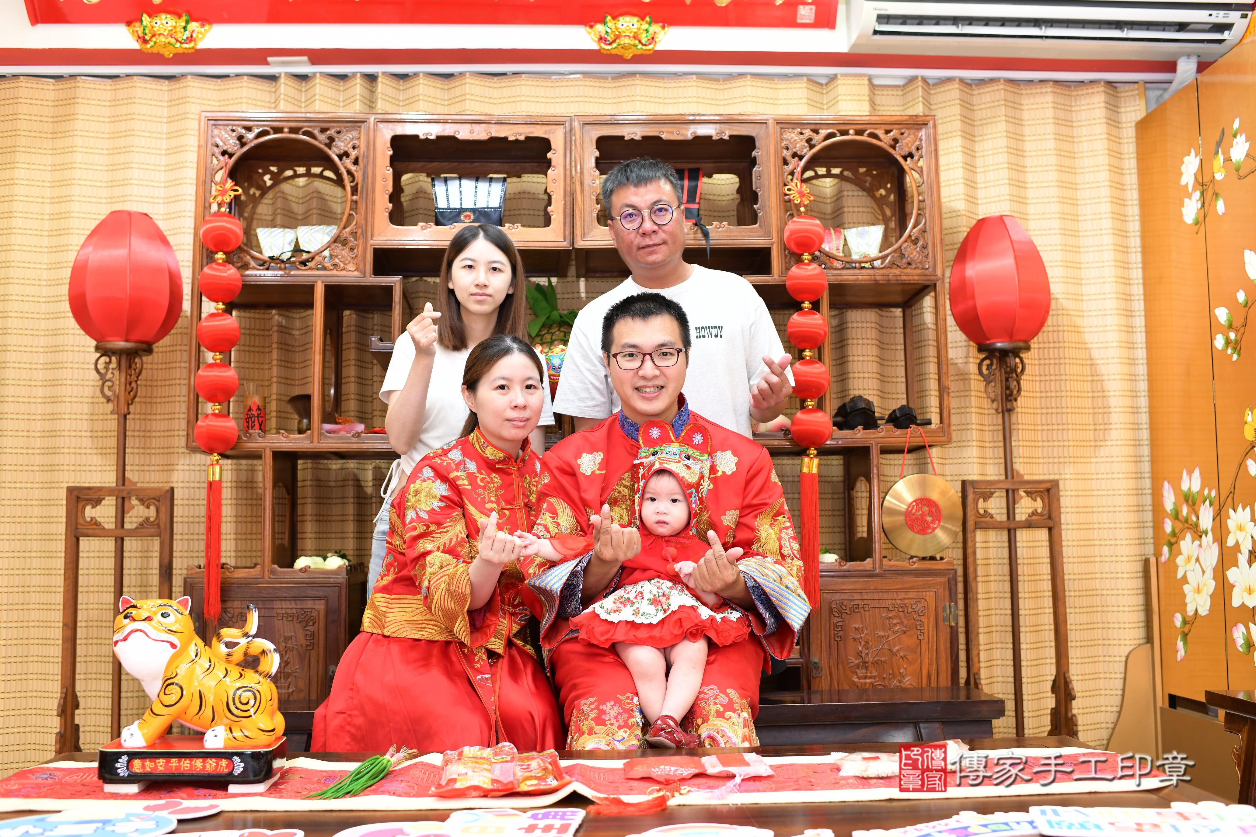 傳家手工印章台南店、抓周、度脺、中國風會場、傳家嬰兒古禮、吉祥話、抓周道具物品24種、拍照。抓周證書。寶寶抓周、滿周歲、生日快樂、祝福