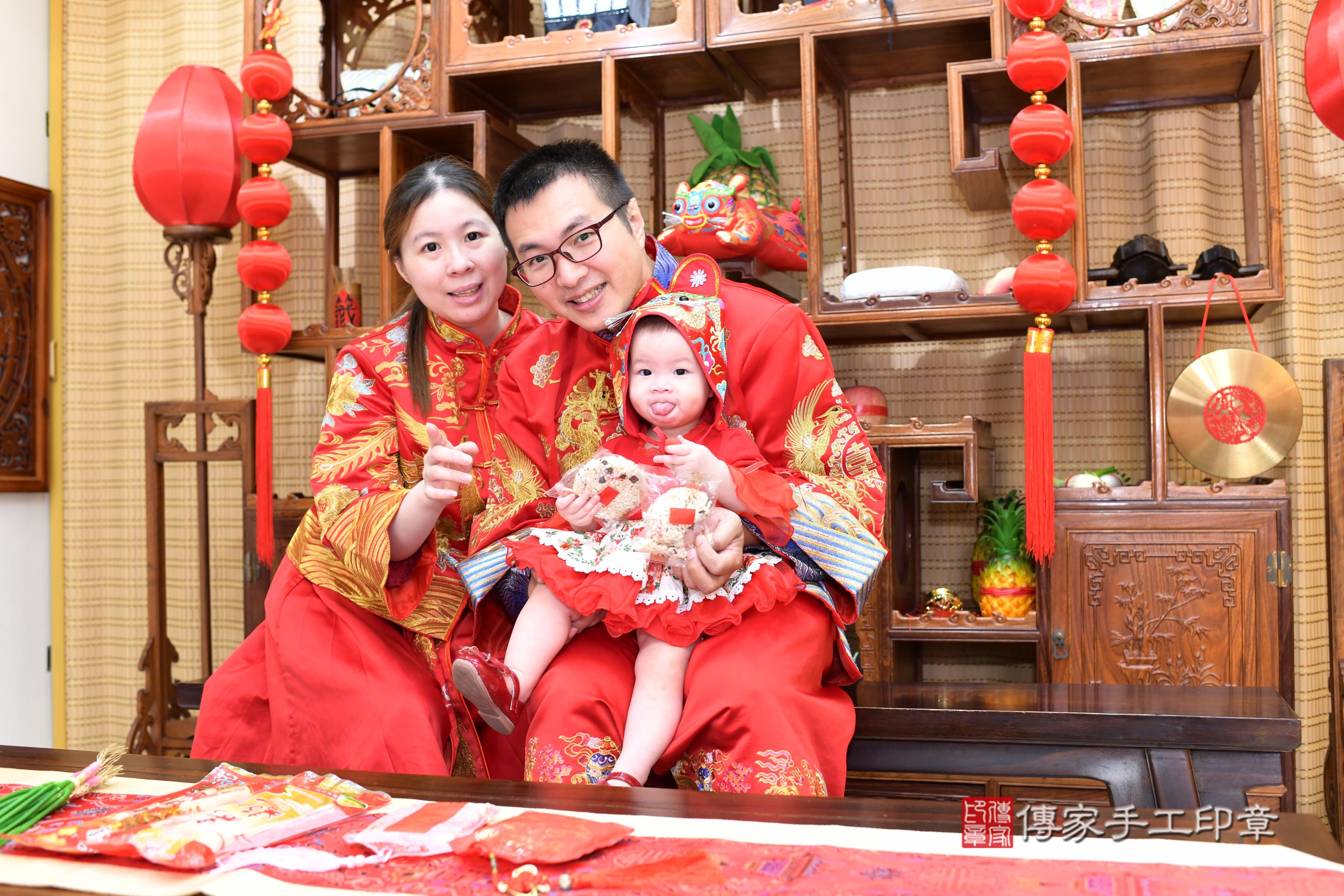 傳家手工印章台南店、抓周、度脺、中國風會場、傳家嬰兒古禮、吉祥話、抓周道具物品24種、拍照。抓周證書。寶寶抓周、滿周歲、生日快樂、祝福