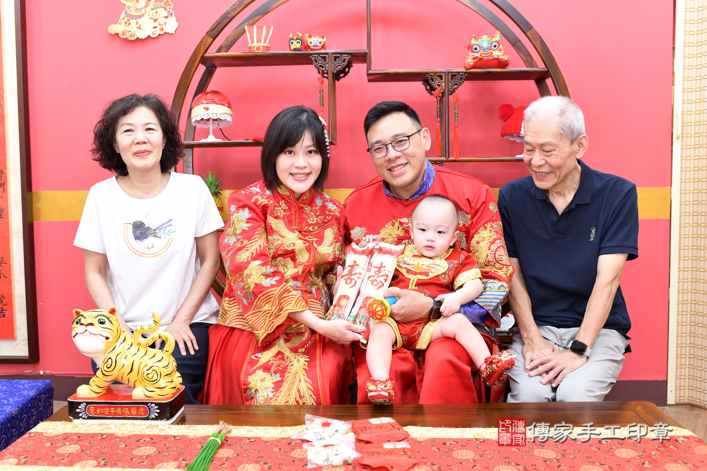 新北市永和區小縉寶寶抓周推薦：傳家新北店抓周度脺中國風會場，嬰兒古禮抓周流程儀式吉祥話、抓周道具物品24種、拍照。抓周證書。2025.8.1，照片12