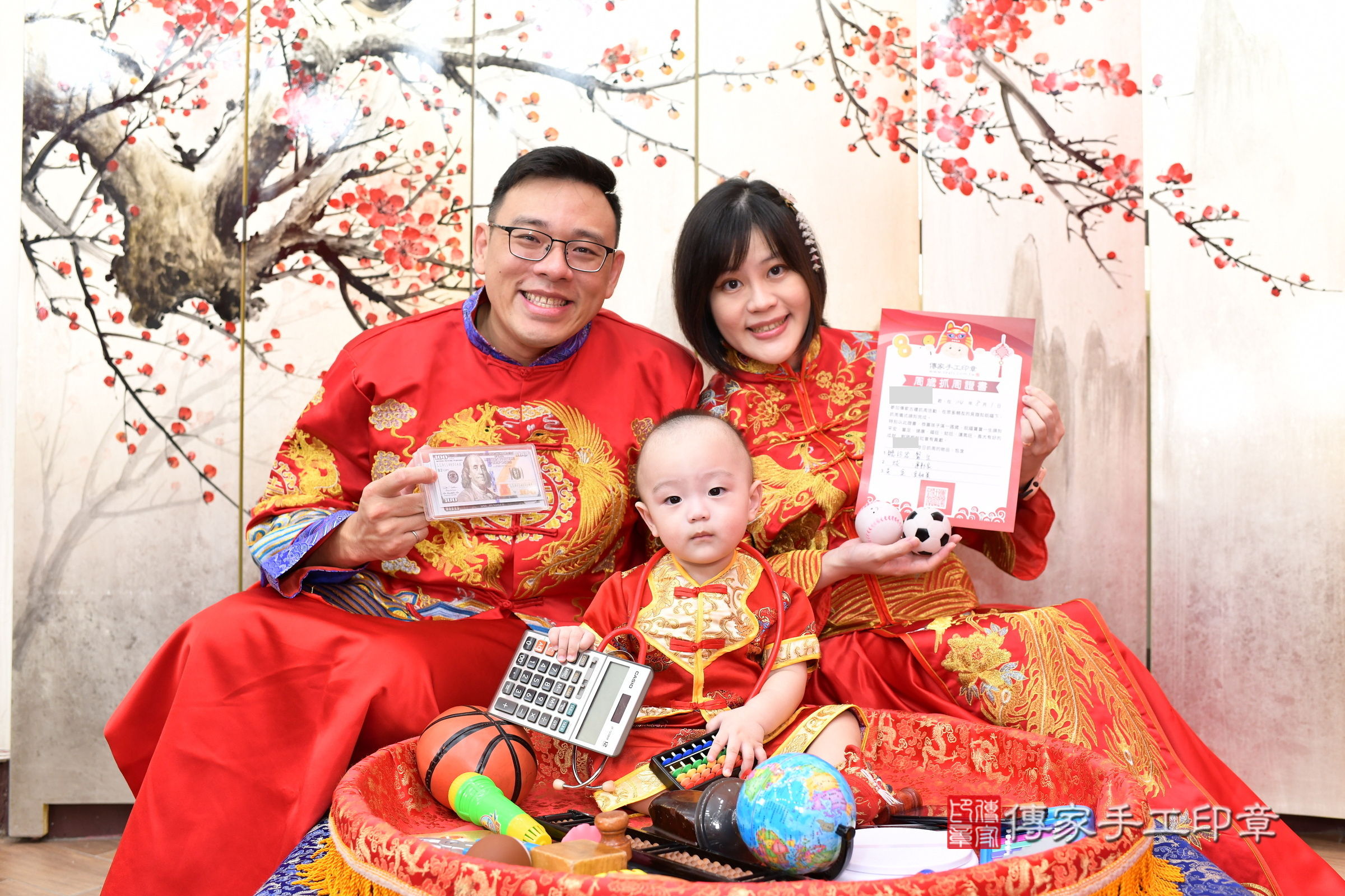 新北市永和區小縉寶寶抓周推薦：傳家新北店抓周度脺中國風會場，嬰兒古禮抓周流程儀式吉祥話、抓周道具物品24種、拍照。抓周證書。2025.8.1，照片18