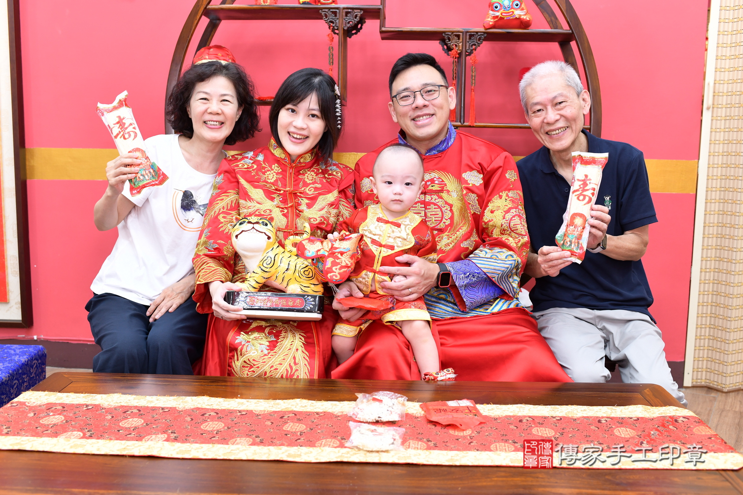 新北市永和區小縉寶寶抓周推薦：傳家新北店抓周度脺中國風會場，嬰兒古禮抓周流程儀式吉祥話、抓周道具物品24種、拍照。抓周證書。2025.8.1，照片14