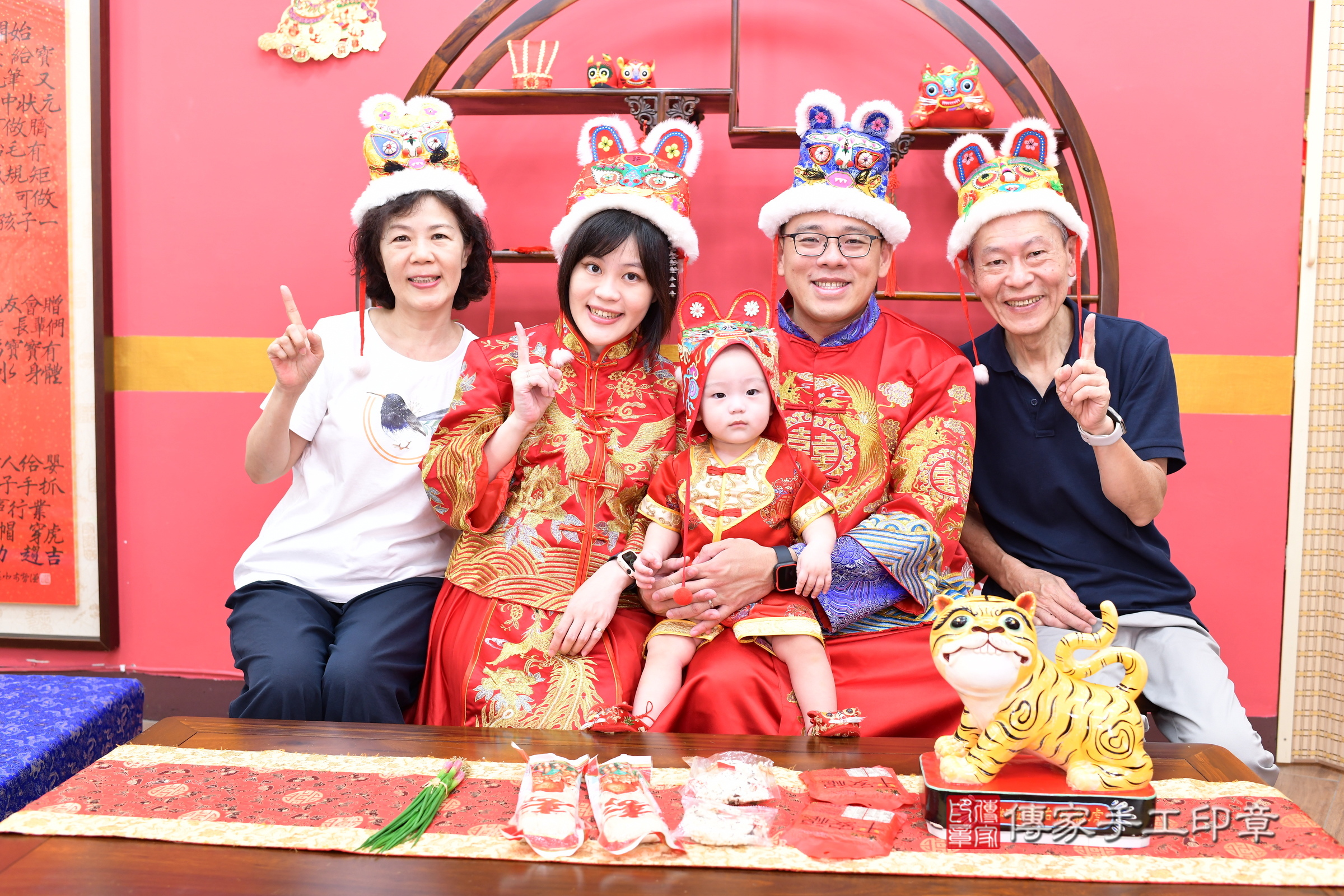 新北市永和區小縉寶寶抓周推薦：傳家新北店抓周度脺中國風會場，嬰兒古禮抓周流程儀式吉祥話、抓周道具物品24種、拍照。抓周證書。2025.8.1，照片16
