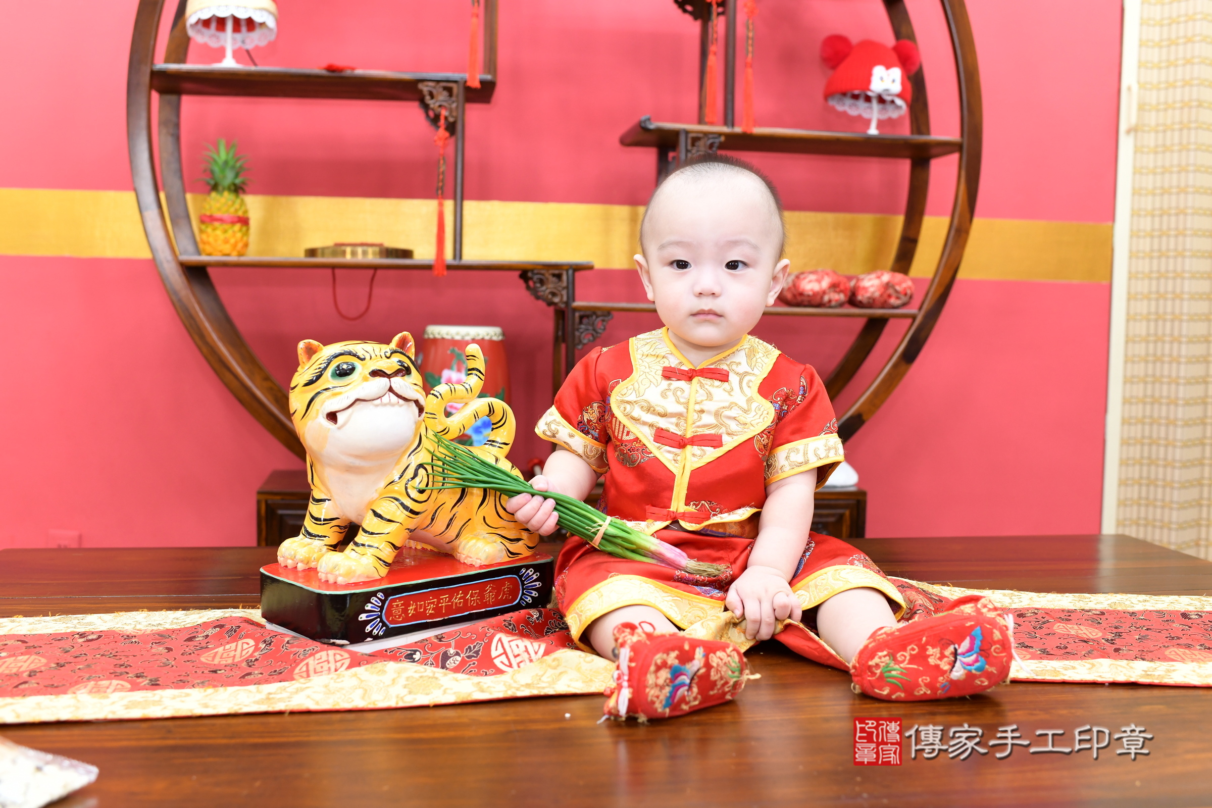 新北市永和區小縉寶寶抓周推薦：傳家新北店抓周度脺中國風會場，嬰兒古禮抓周流程儀式吉祥話、抓周道具物品24種、拍照。抓周證書。2025.8.1，照片2