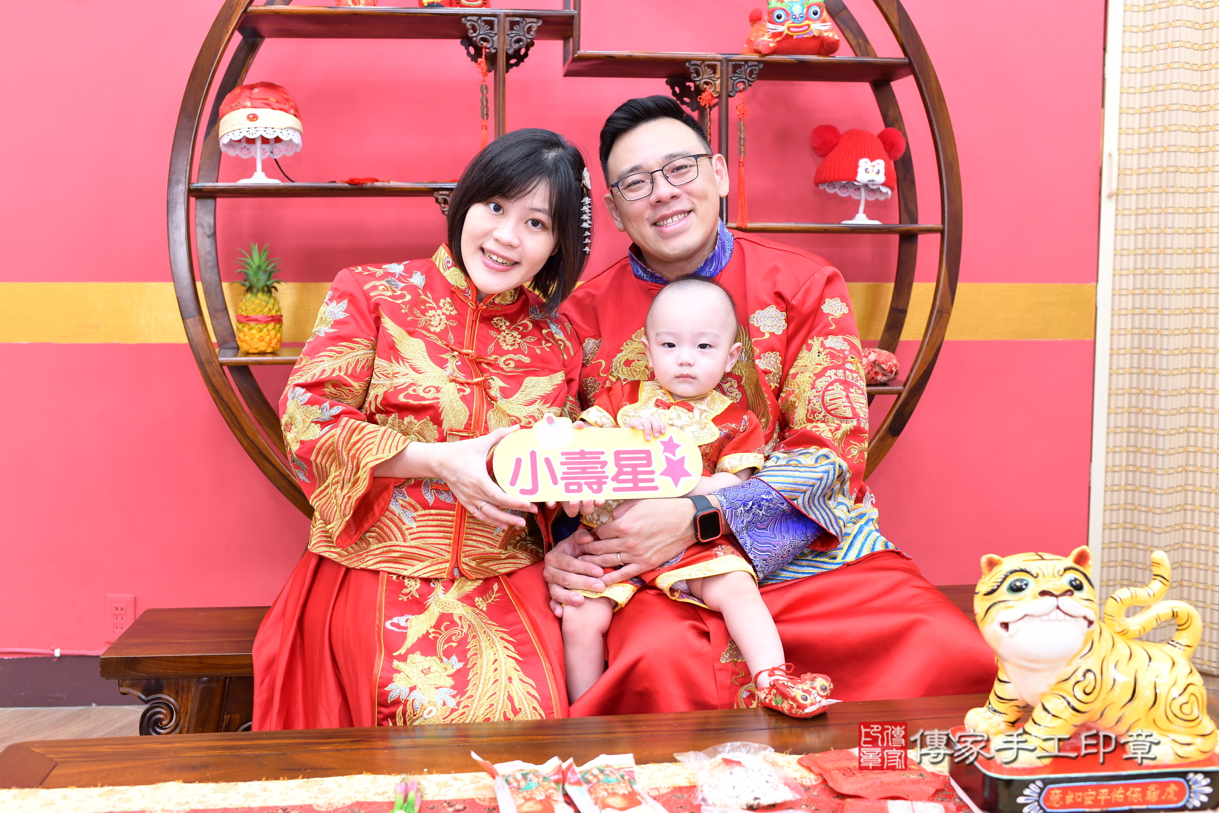 新北市永和區小縉寶寶抓周推薦：傳家新北店抓周度脺中國風會場，嬰兒古禮抓周流程儀式吉祥話、抓周道具物品24種、拍照。抓周證書。2025.8.1，照片6