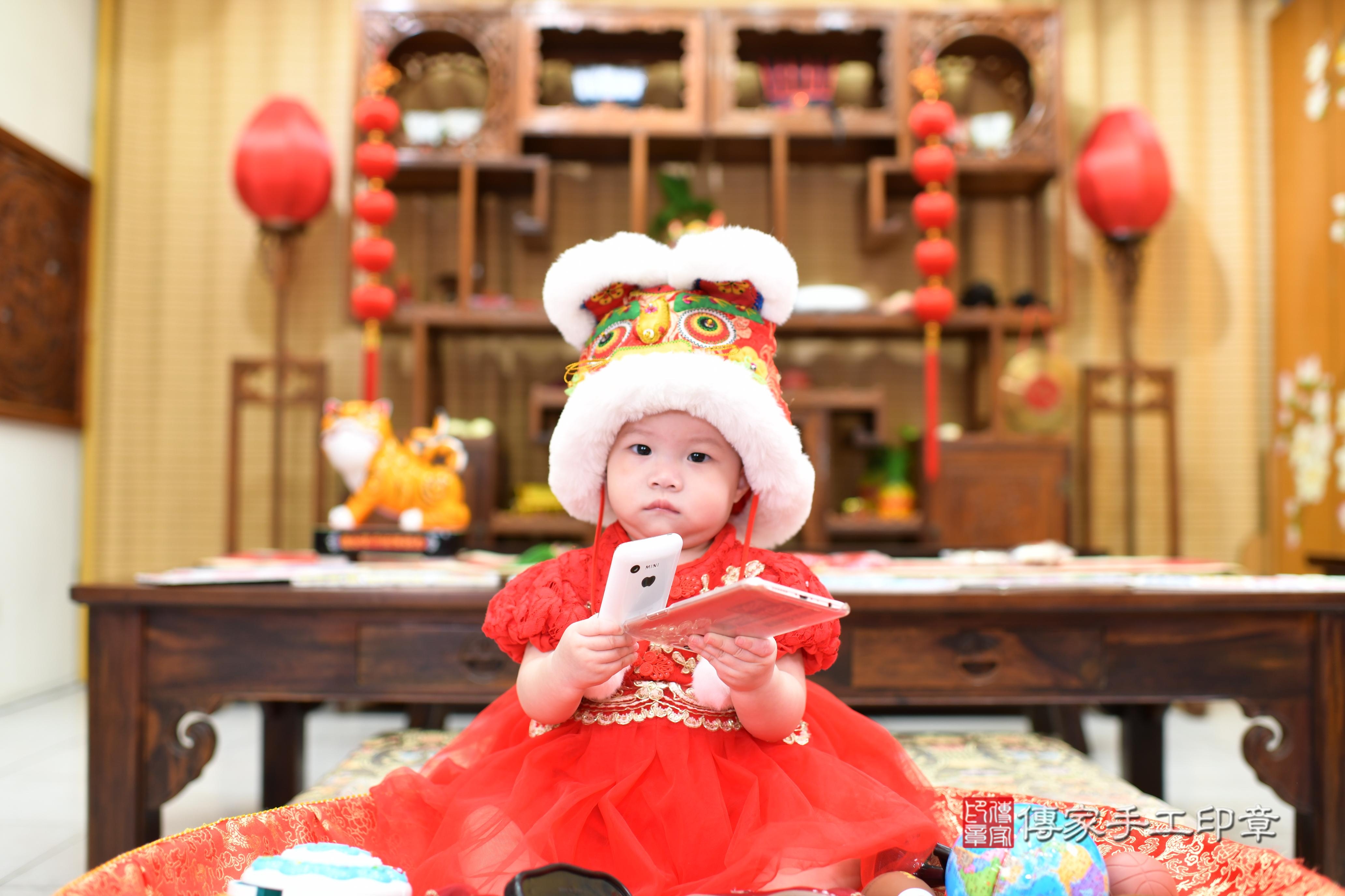 傳家手工印章台南店、抓周、度脺、中國風會場、傳家嬰兒古禮、吉祥話、抓周道具物品24種、拍照。抓周證書。寶寶抓周、滿周歲、生日快樂、祝福