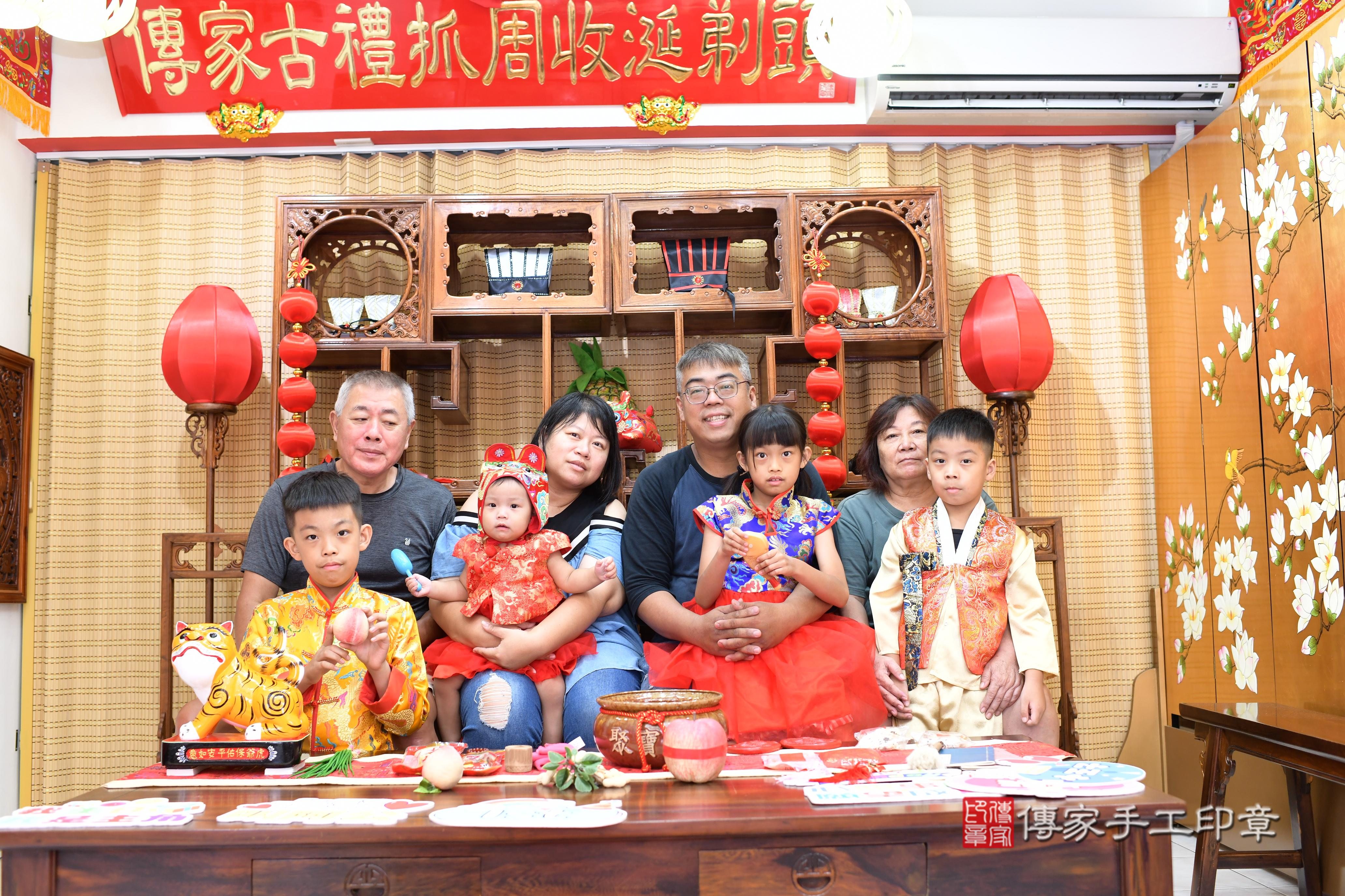 傳家手工印章台南店、抓周、度脺、中國風會場、傳家嬰兒古禮、吉祥話、抓周道具物品24種、拍照。抓周證書。寶寶抓周、滿周歲、生日快樂、祝福