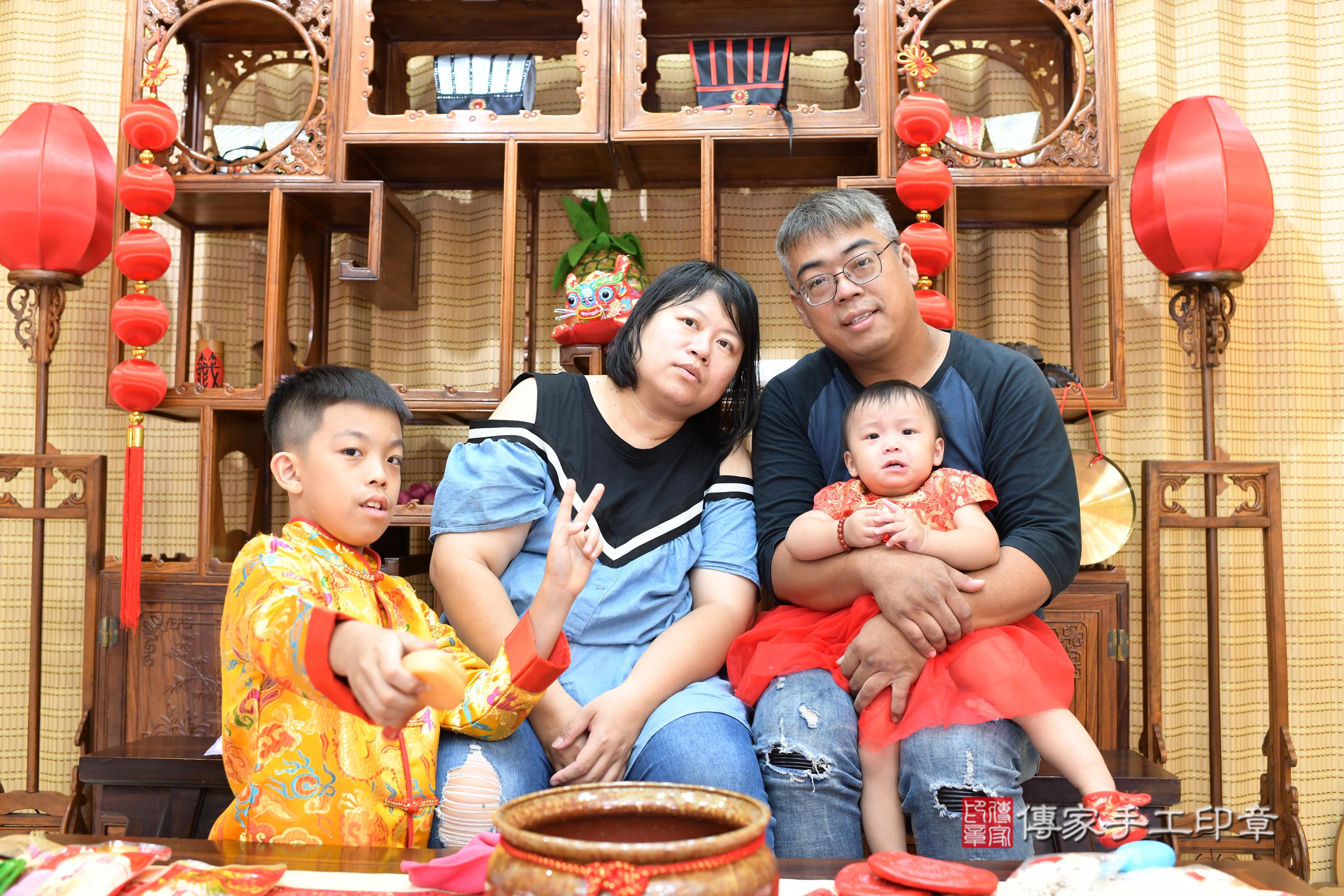 傳家手工印章台南店、抓周、度脺、中國風會場、傳家嬰兒古禮、吉祥話、抓周道具物品24種、拍照。抓周證書。寶寶抓周、滿周歲、生日快樂、祝福