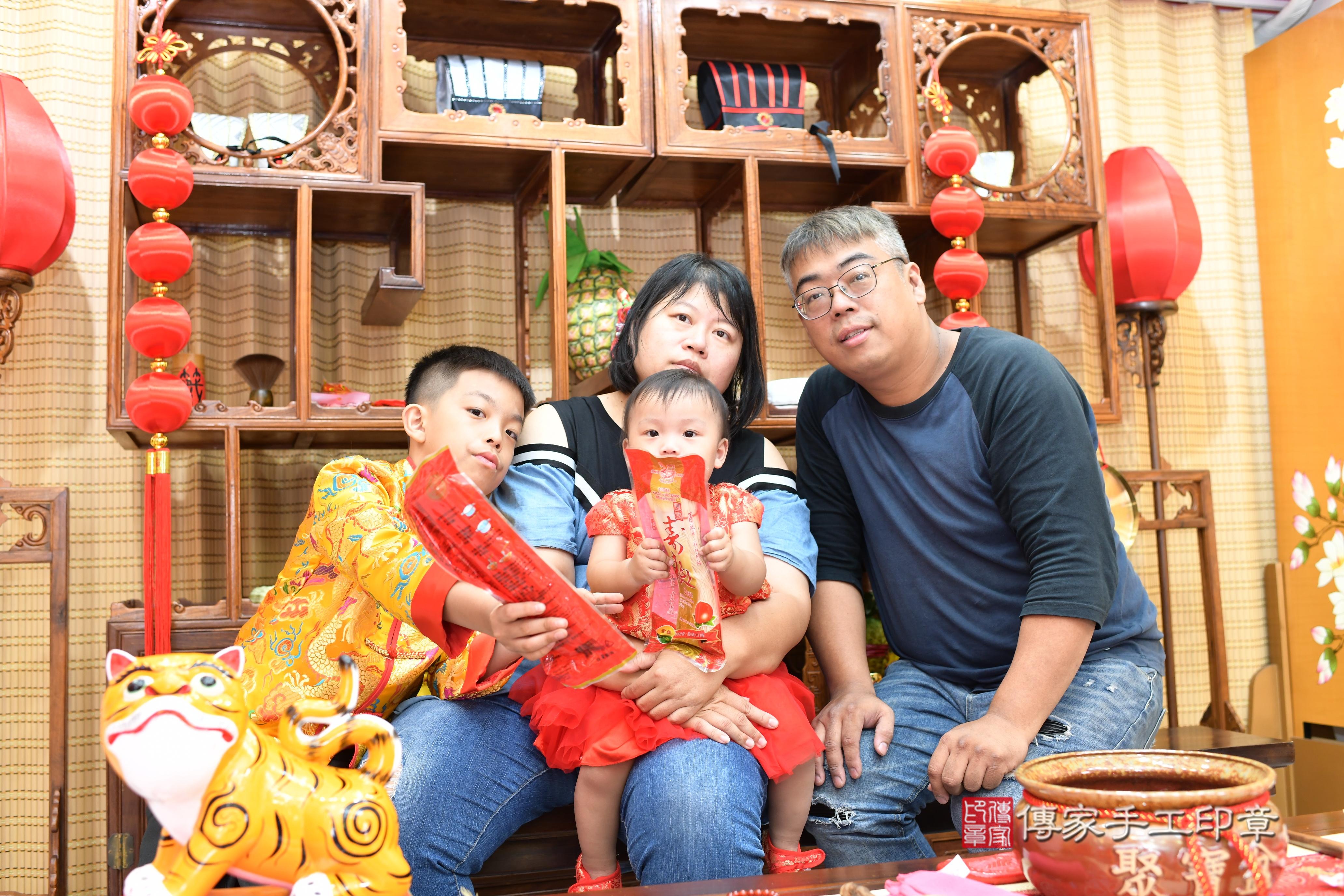 傳家手工印章台南店、抓周、度脺、中國風會場、傳家嬰兒古禮、吉祥話、抓周道具物品24種、拍照。抓周證書。寶寶抓周、滿周歲、生日快樂、祝福