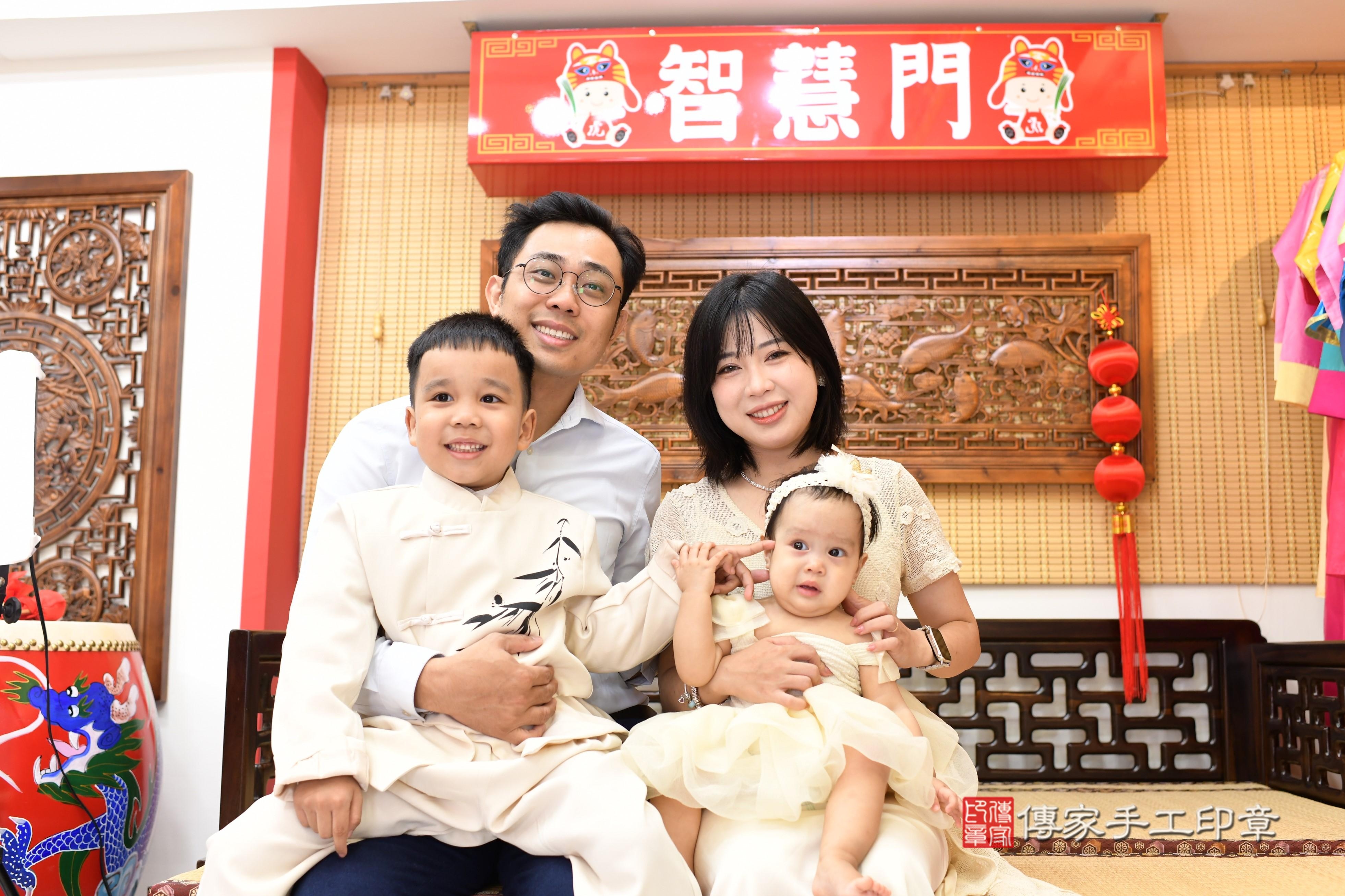 傳家手工印章台南店、抓周、度脺、中國風會場、傳家嬰兒古禮、吉祥話、抓周道具物品24種、拍照。抓周證書。寶寶抓周、滿周歲、生日快樂、祝福